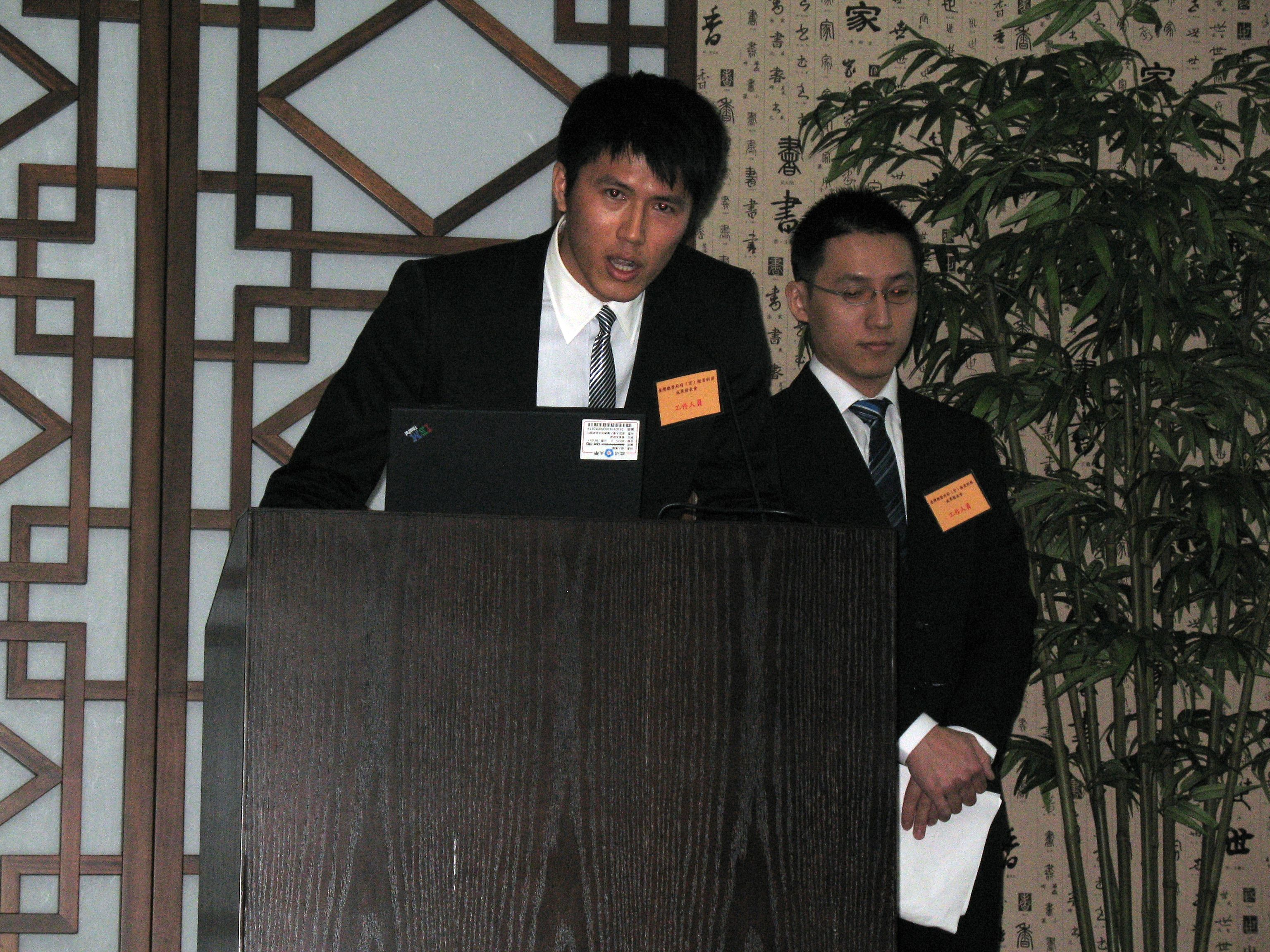 本館研究助理許書維(左)與張文南(右)介紹臺灣總督府府報資料庫應用