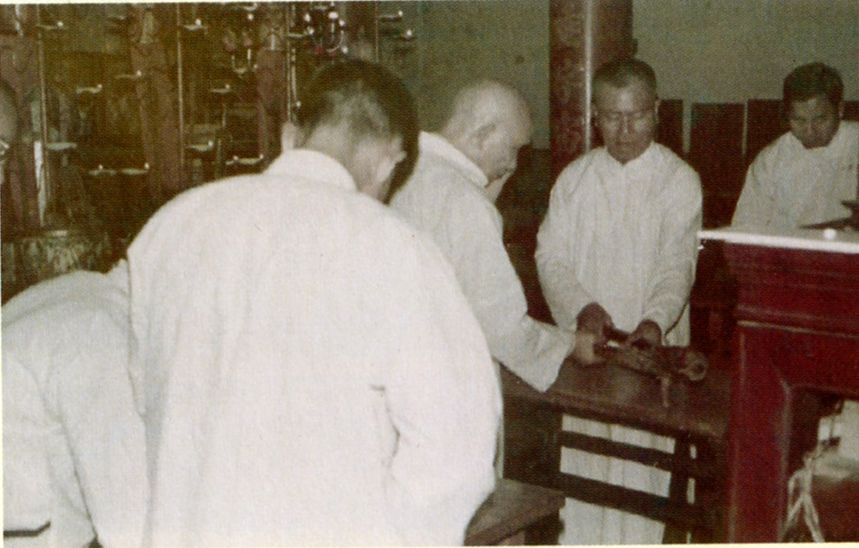 楊明機(右3)在克明宮扶鸞