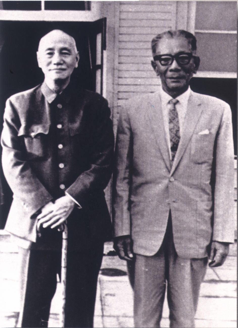 先總統蔣中正先生與陳啟川先生合照，蔣先生生前非常看重陳啟川的能力和在地聲望