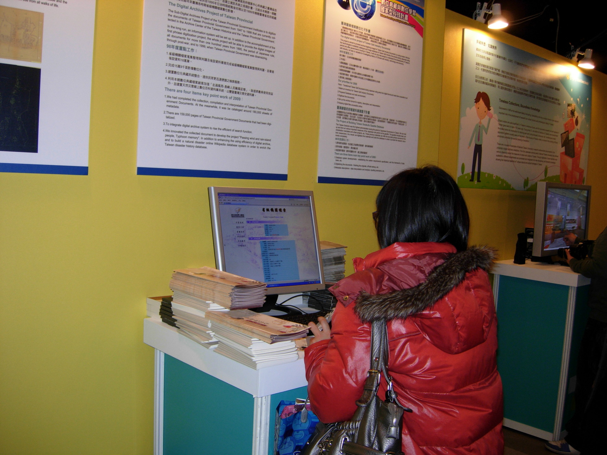 民眾參觀本館98成果展示操作