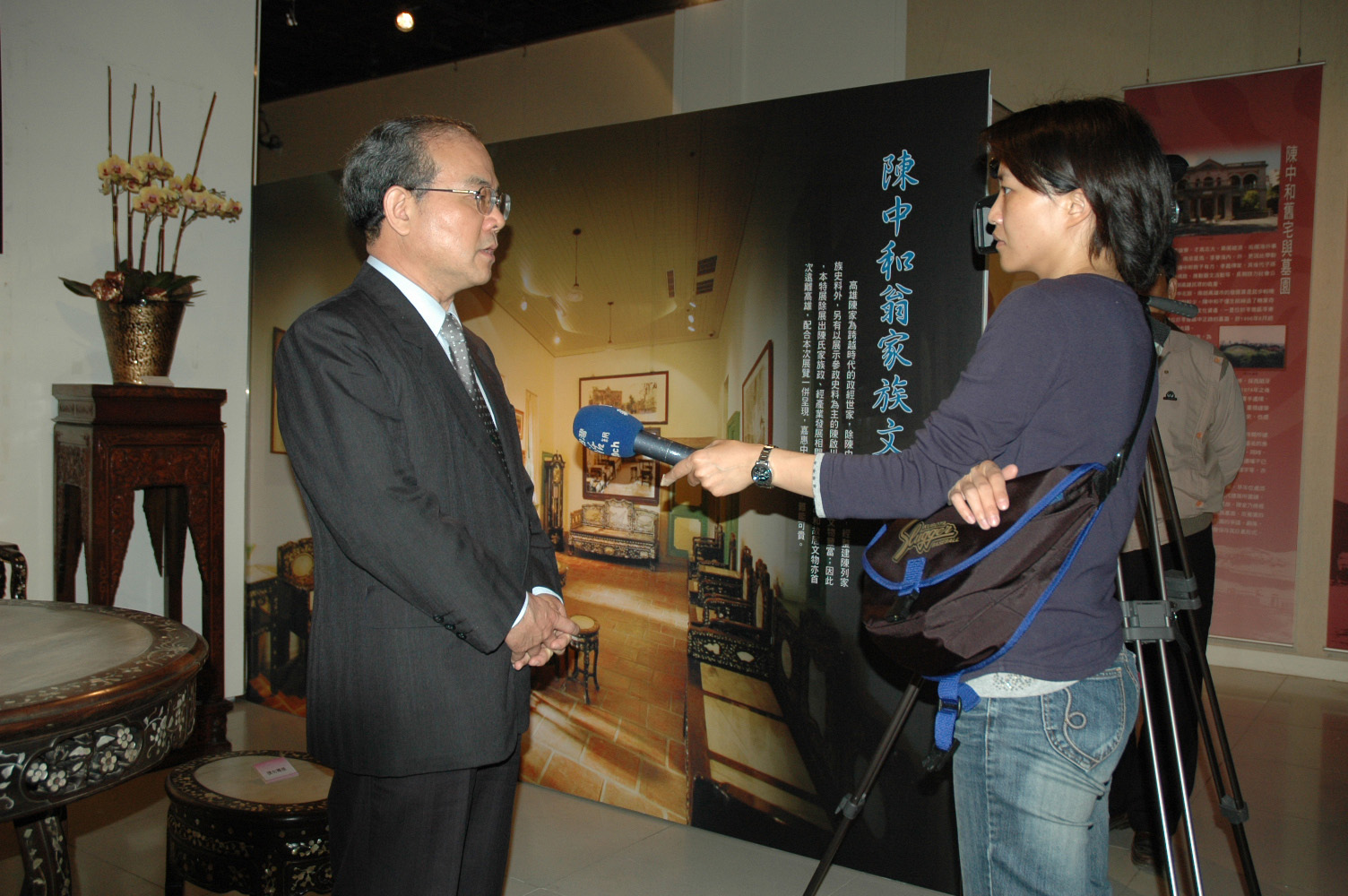本館林館長金田(左)向媒體介紹本次特展