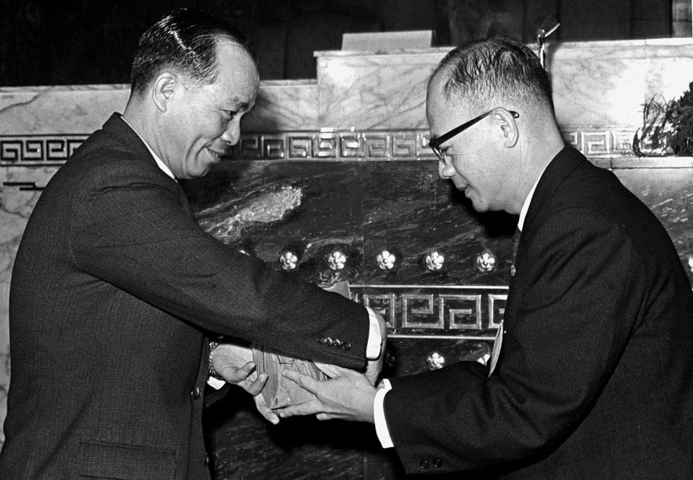 展件：卸任議長王玉雲將印信交接新任議長陳田錨