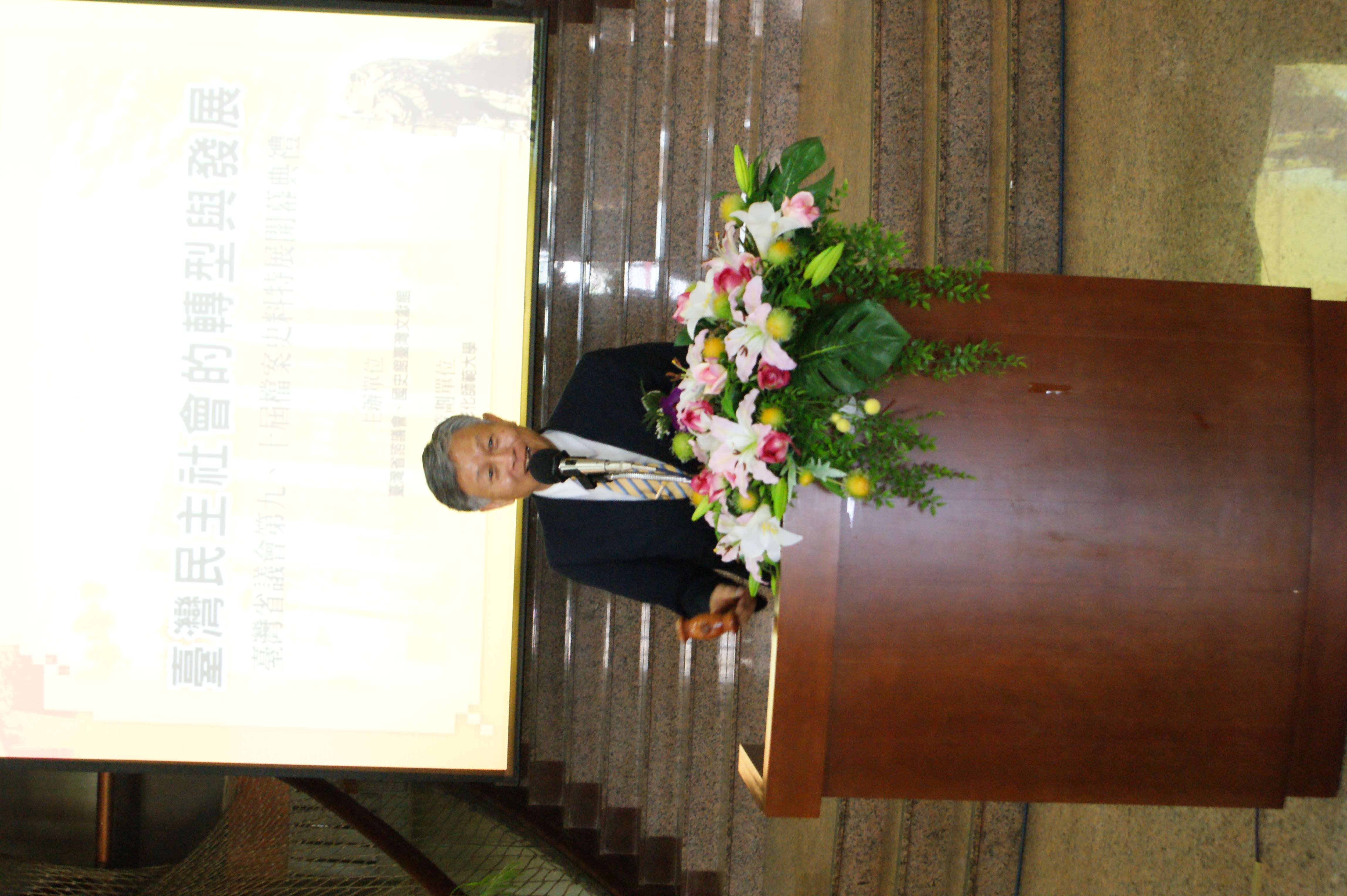 李諮議長源泉敲響議事槌宣布開幕