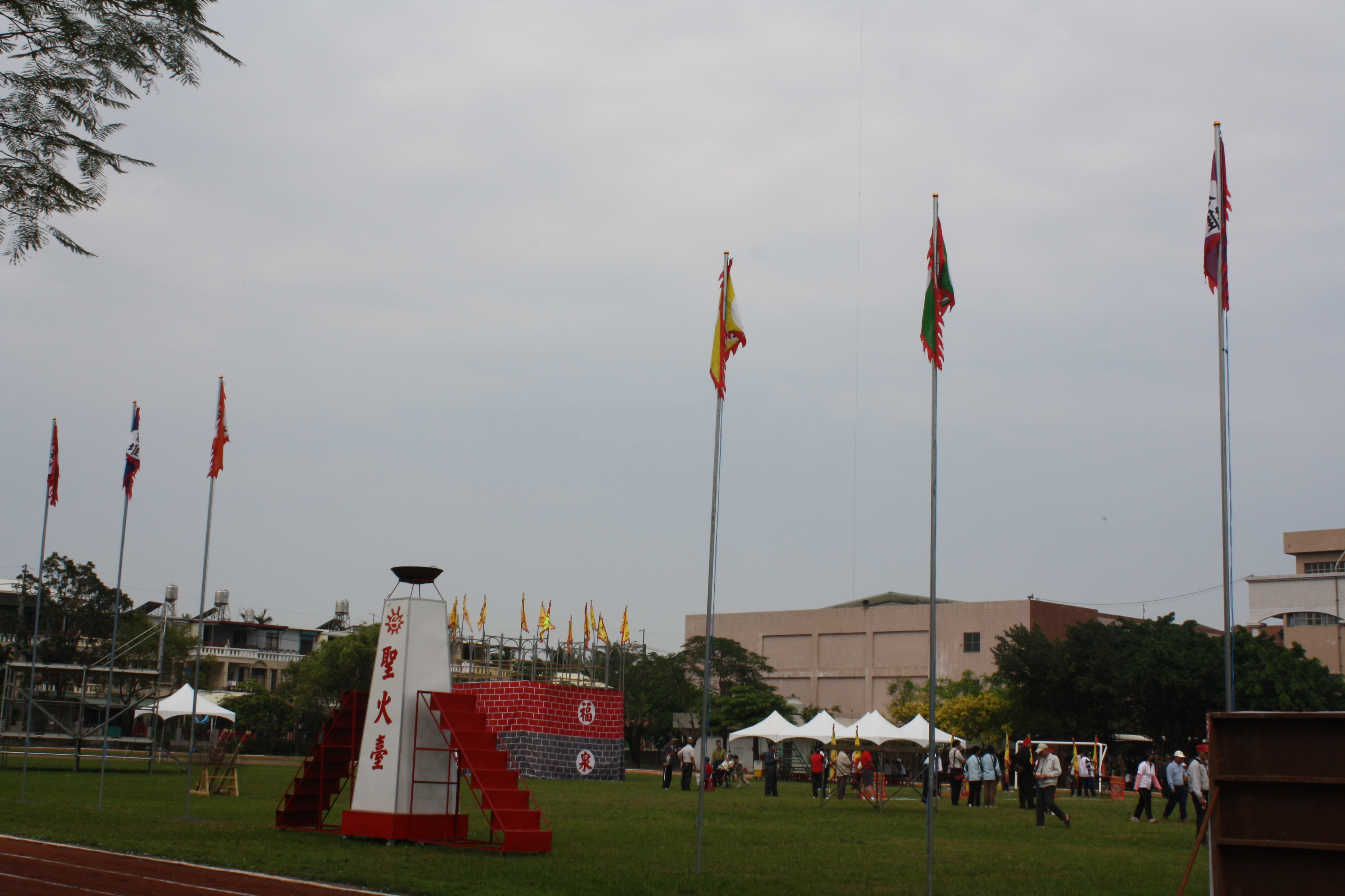聖火臺與六堆旗幟為精神之象徵