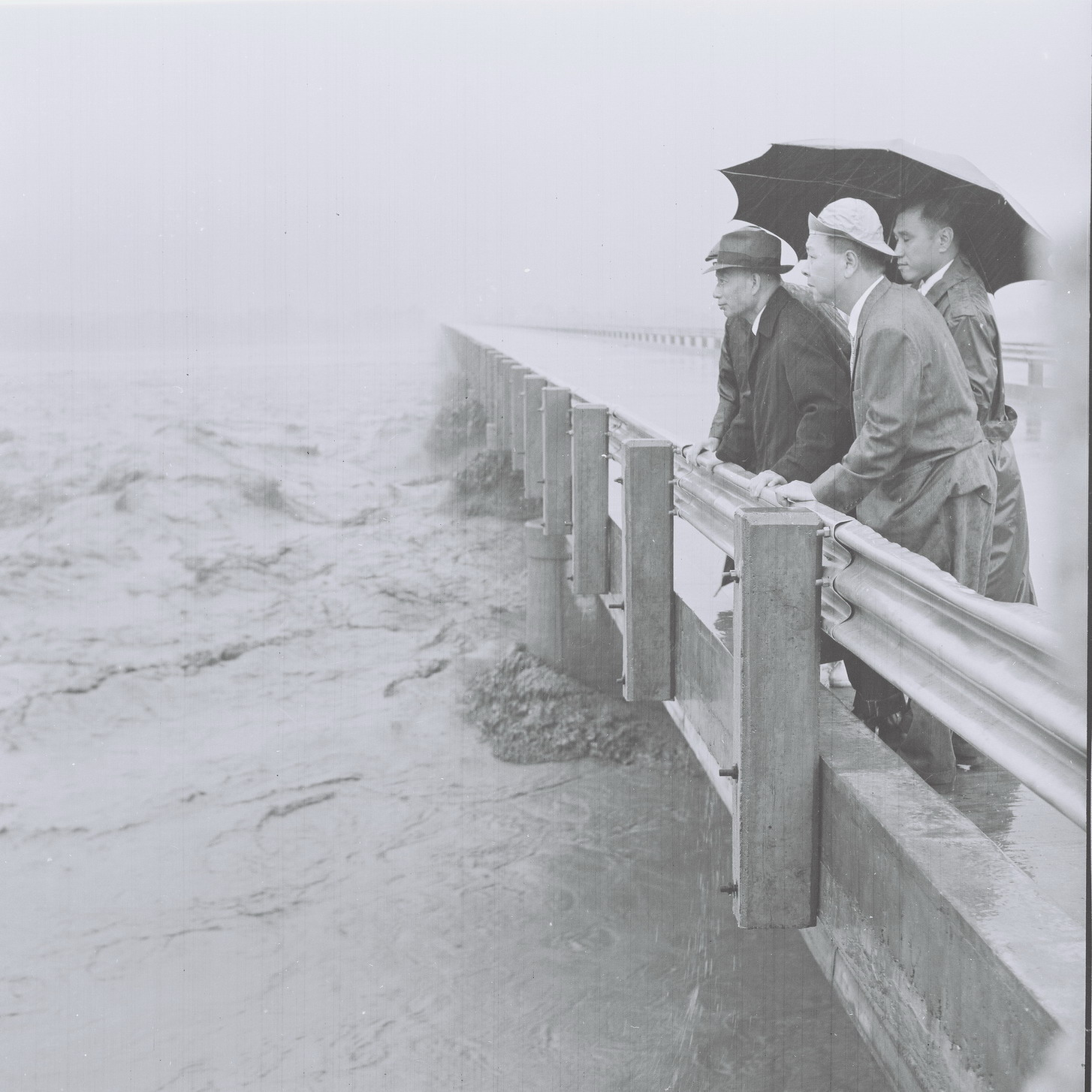 省府主席黃杰(左一)到南雲大橋及烏溪橋勘災(來源：臺影公司)