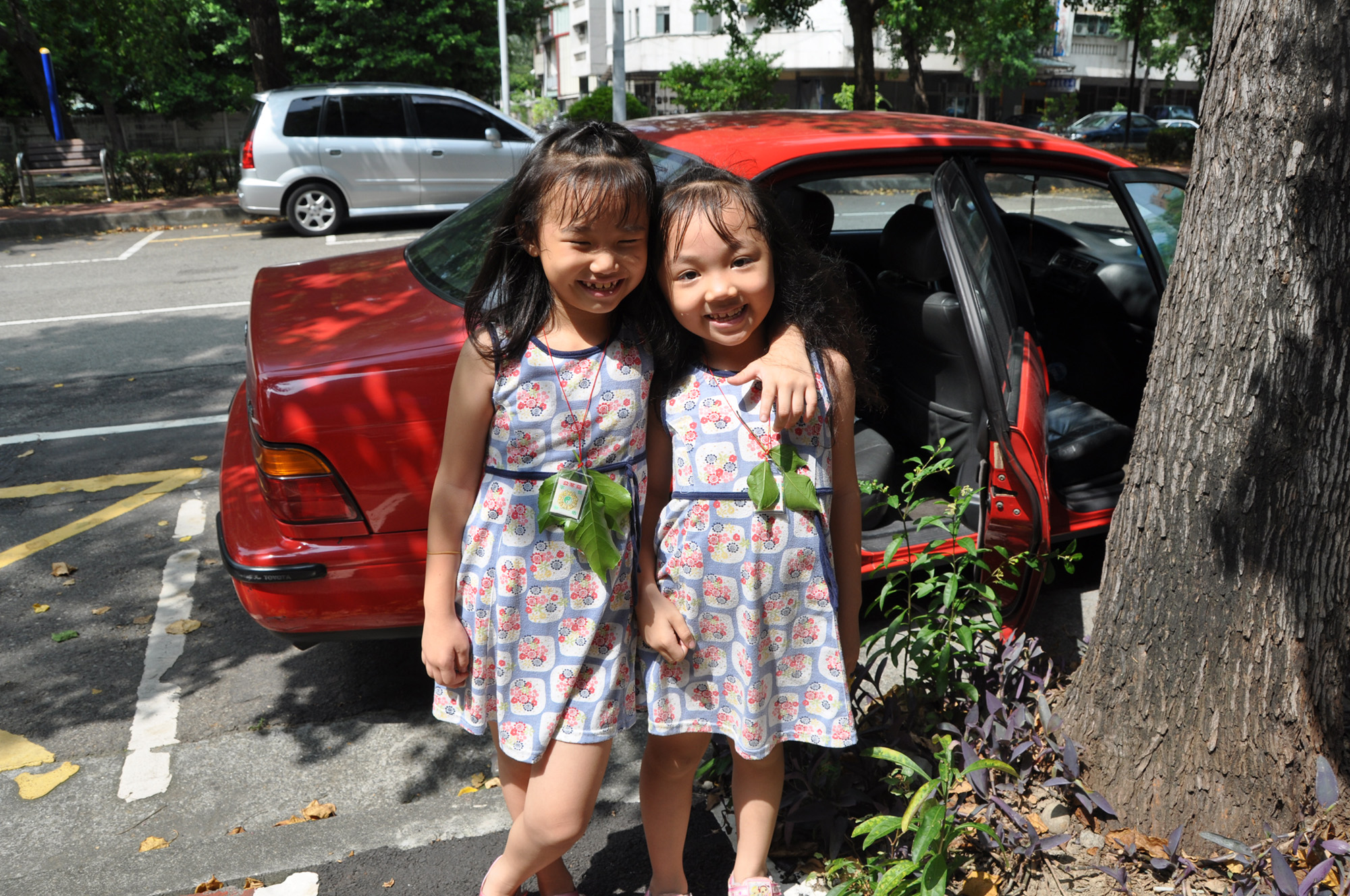 圖1：2009年中秋節小女孩姐妹胸前佩掛臺中市鈞安宮老茄苳公平安絭( 莊世滋攝影 )