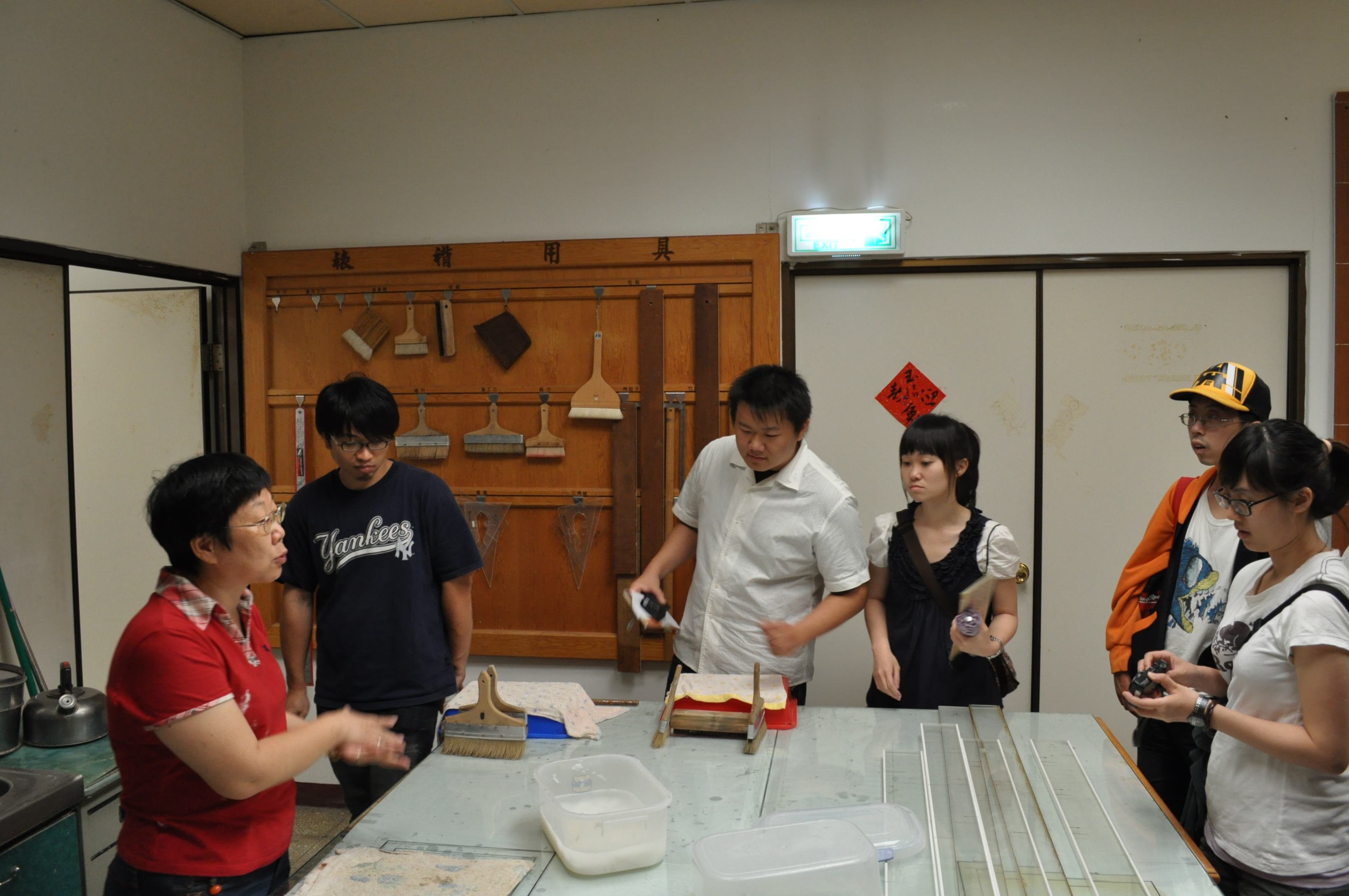 圖3 本館人員講解修裱用漿糊之製作過程