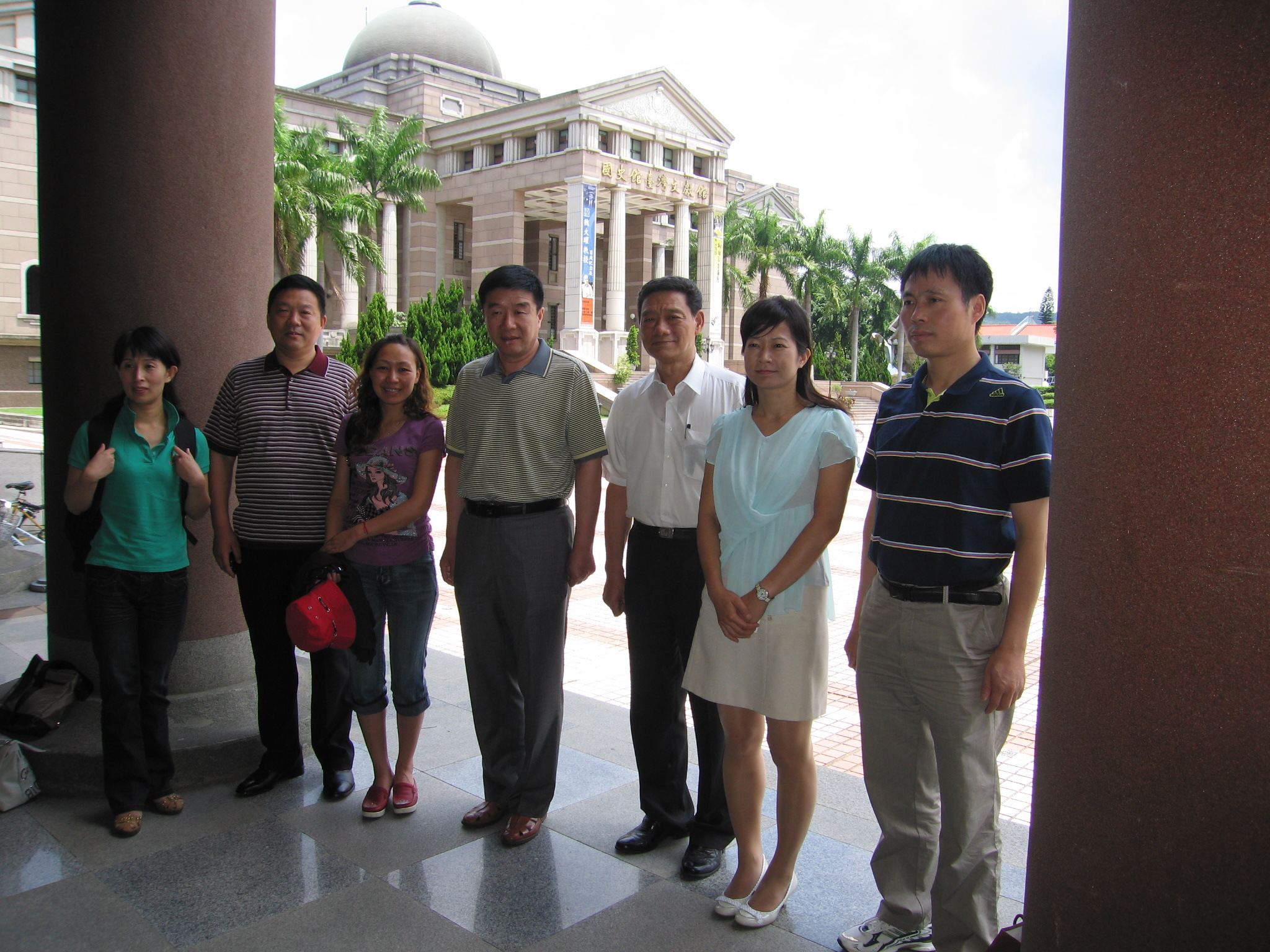 本館歐副館長素瑛(右2)與參訪者合影