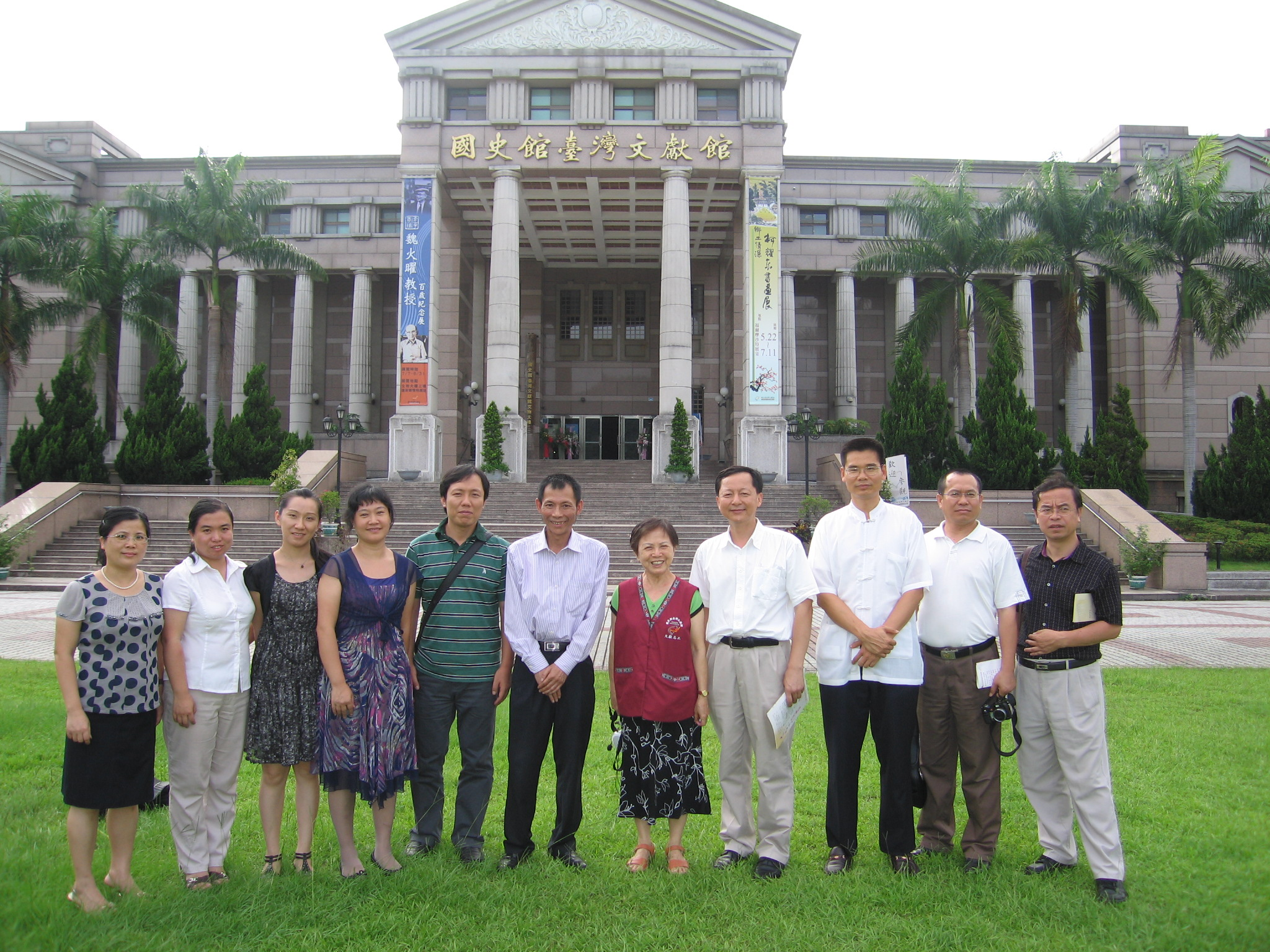 本館劉主任秘書澤民(右3)與參訪者合影留念