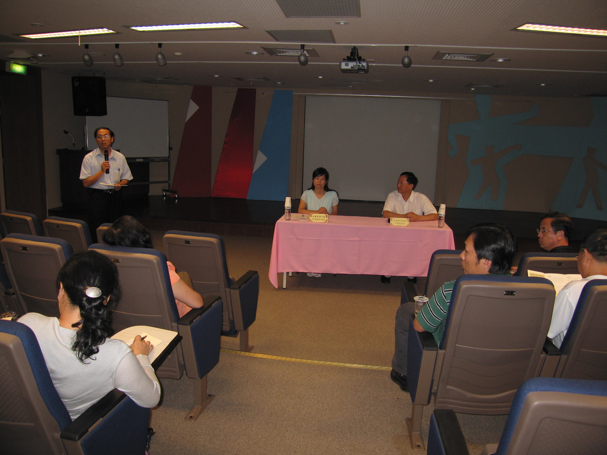 本館採集組黃組長宏森向來賓說明本館口述歷史成果