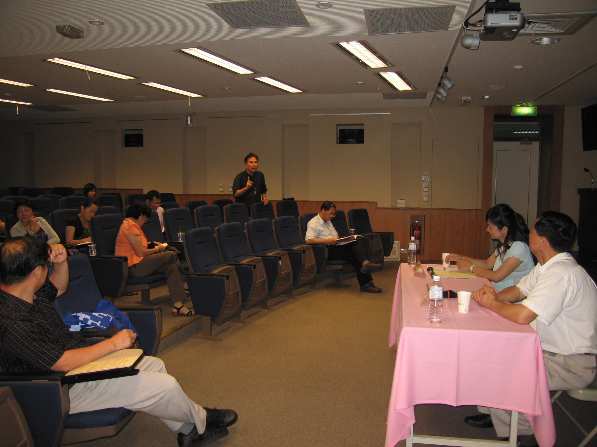 本館李編輯展平(立者)作口述歷史心得分享