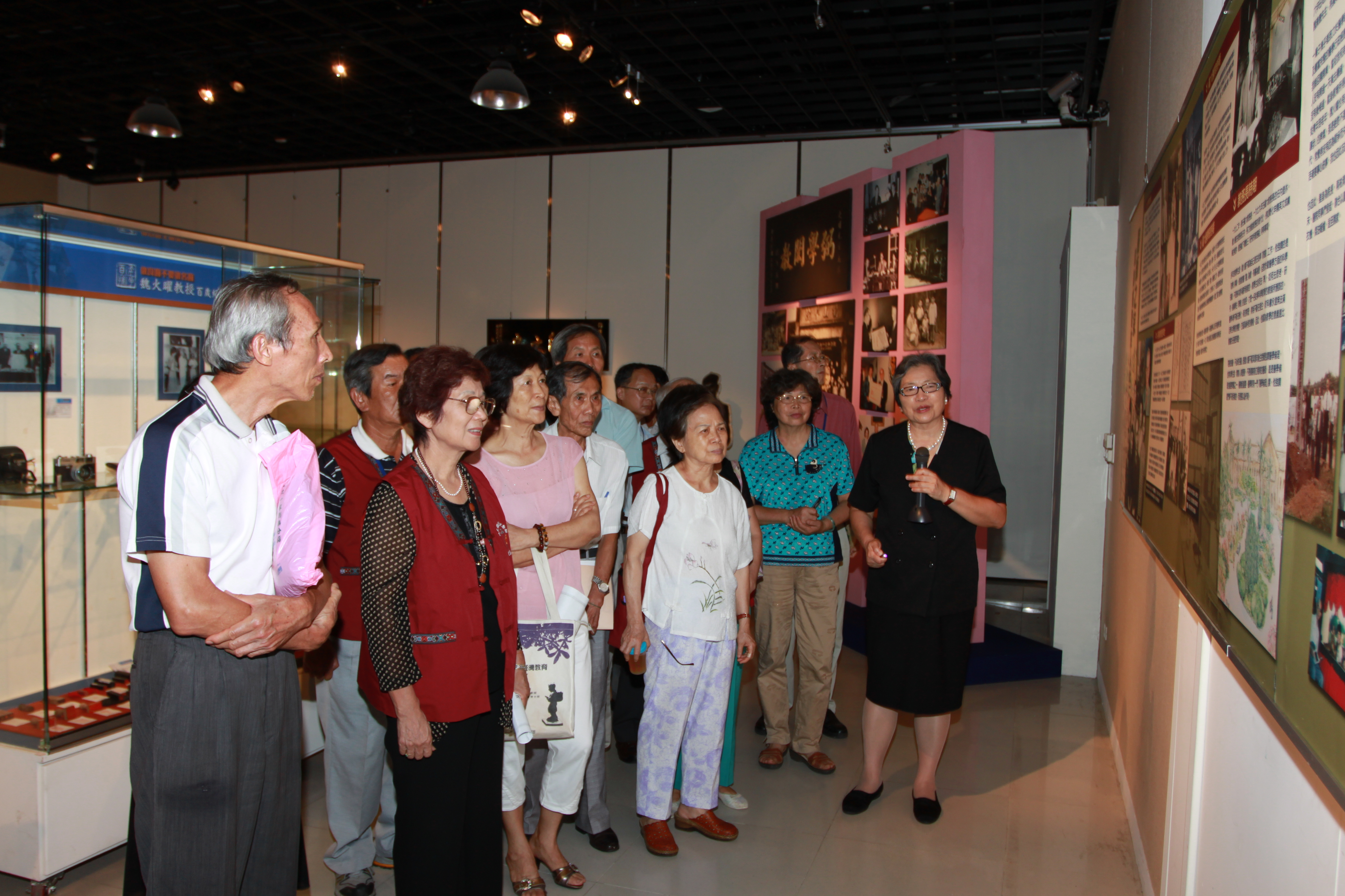 圖2:前臺大歷史系張秀蓉教授(右一)講授「百年推手」特展導覽解說