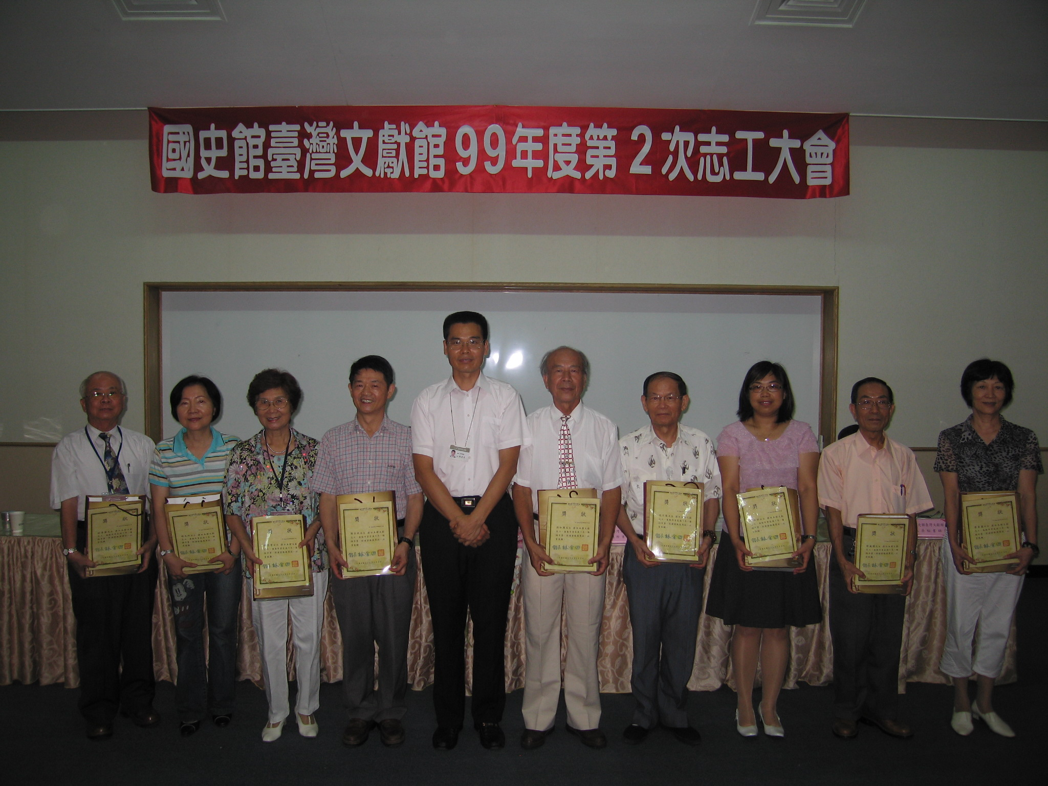 本館劉主任秘書澤民(左5)頒發5年服務年資獎