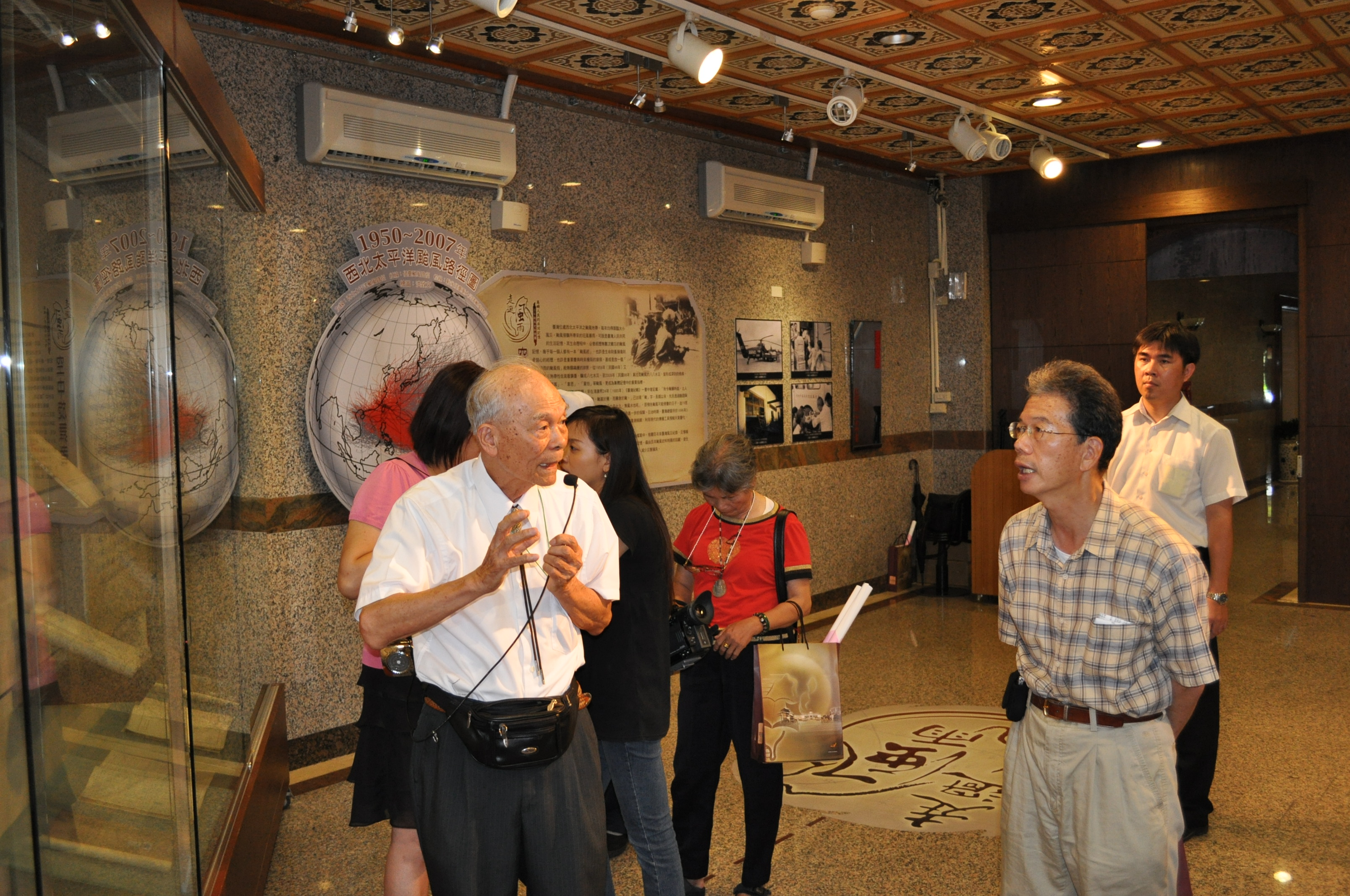 臺籍氣象官周明德先生(左一)導覽解說