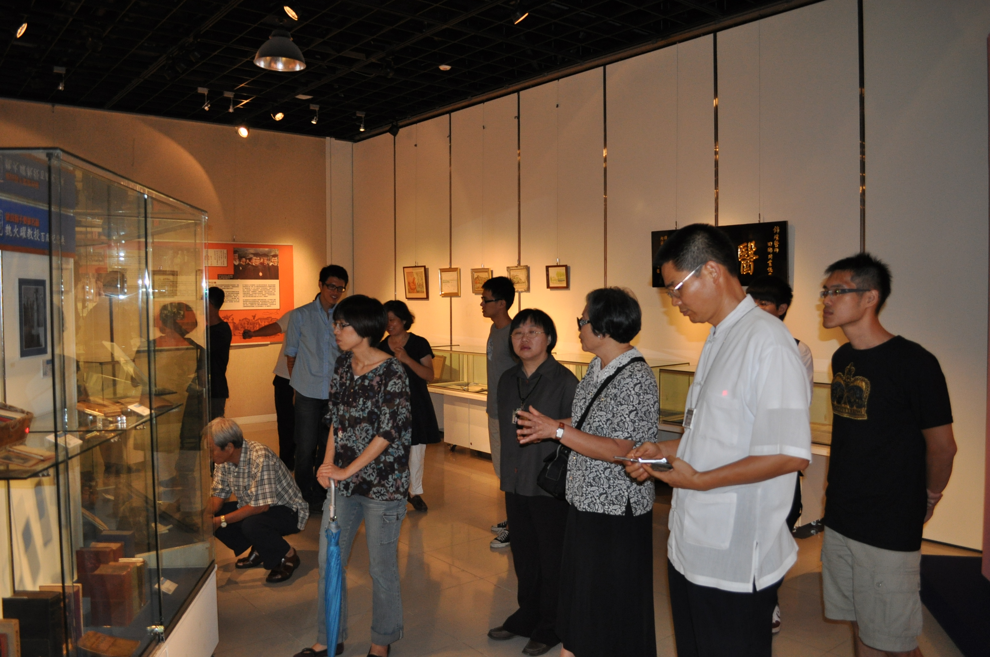 臺大醫學院醫學人文博物館張諮詢顧問秀蓉(右三)導覽解說