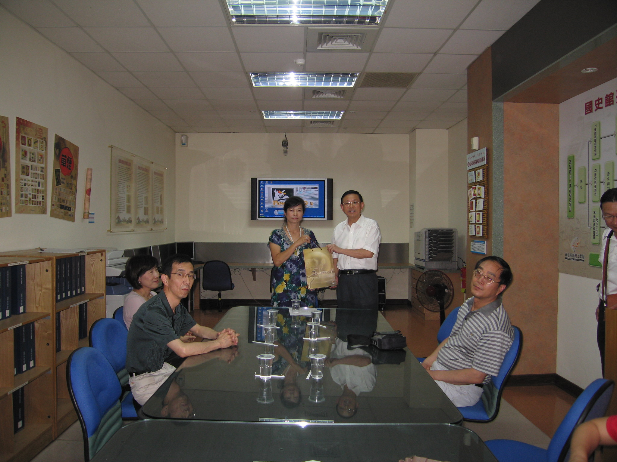 本館歐副館長素瑛(中立左)贈送中國安徽省黨史研究室周主任本銀(中立右)本館出版品