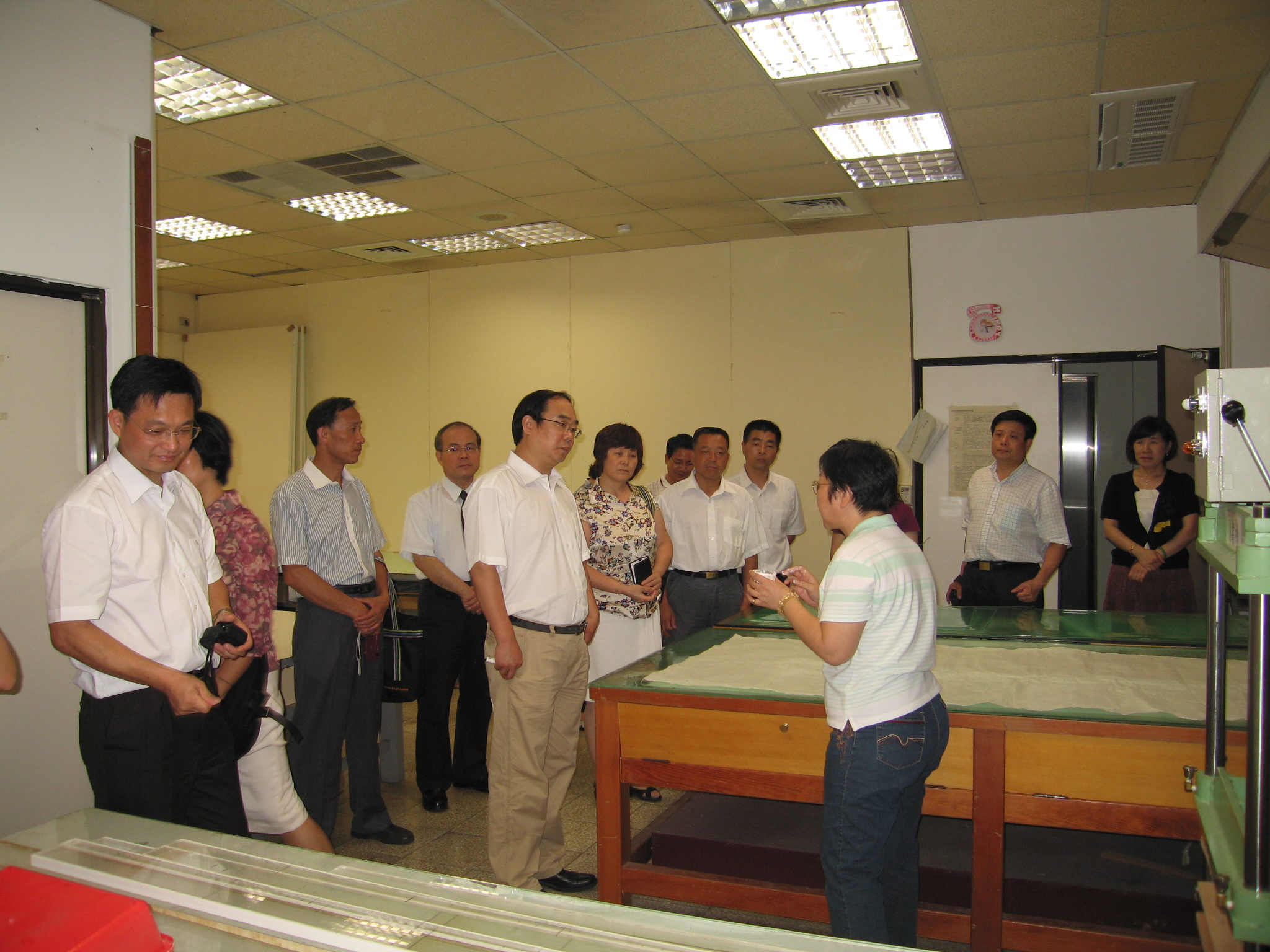 本館林春綢小姐(右)為參訪團解說檔案裱褙及維修流程