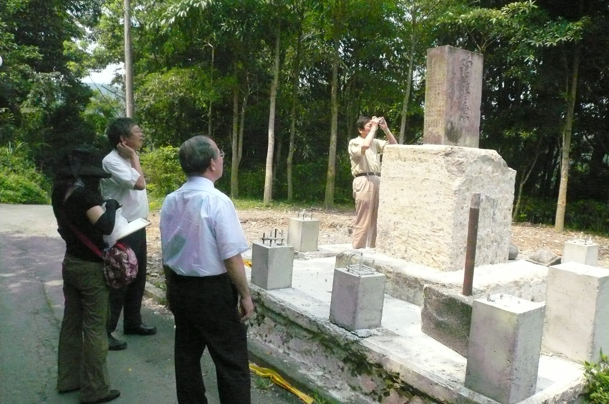 日本中京大學社科院檜山幸夫教授（右1）專注進行史蹟碑石勘考