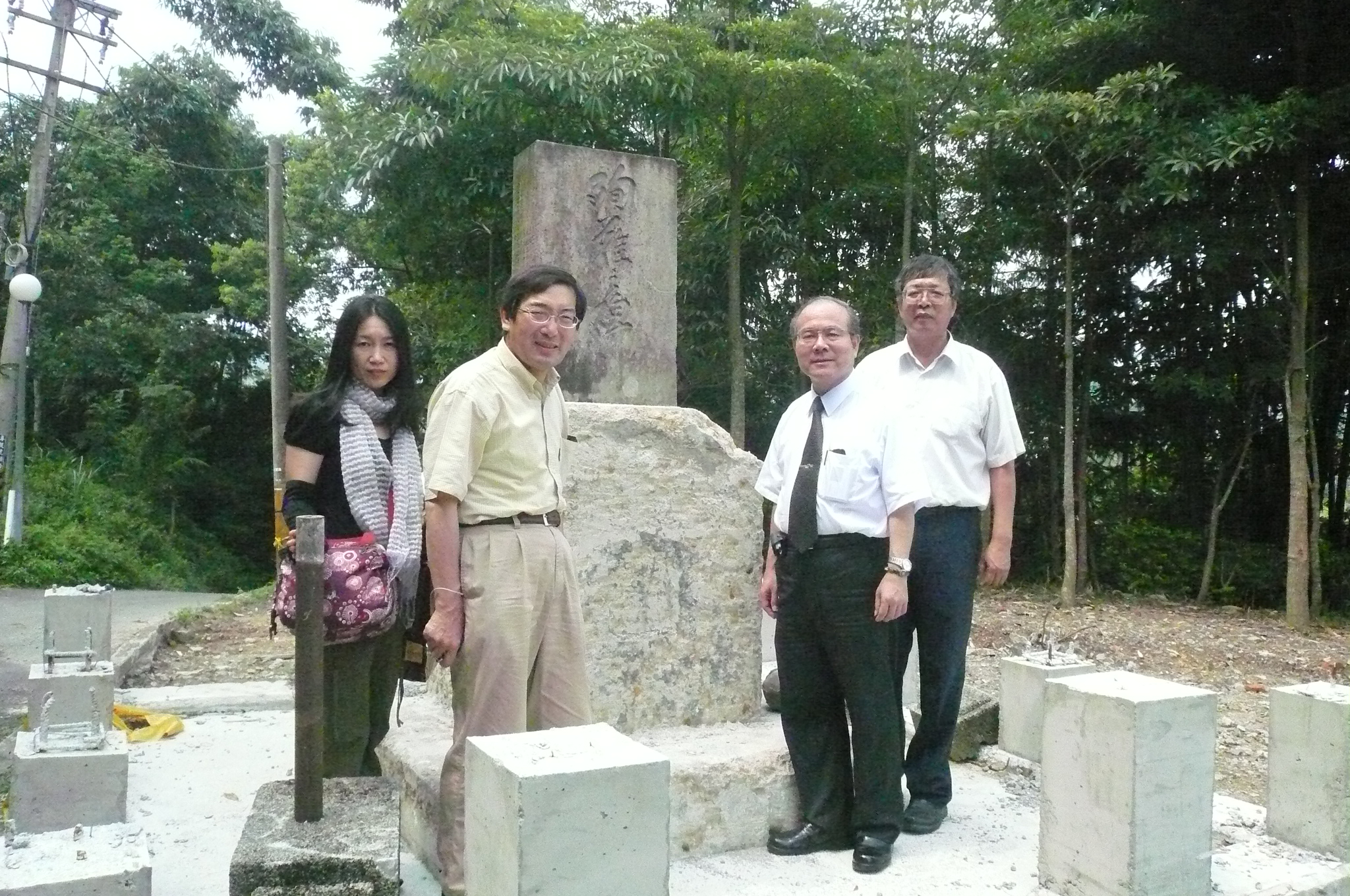 本館林館長金田（右2）陪同日本中京大學社科院檜山幸夫教授（左2）及特約研究員東山京子（左1）至日月潭進行史蹟碑石勘考，(右1）為本館陳研究員文添。