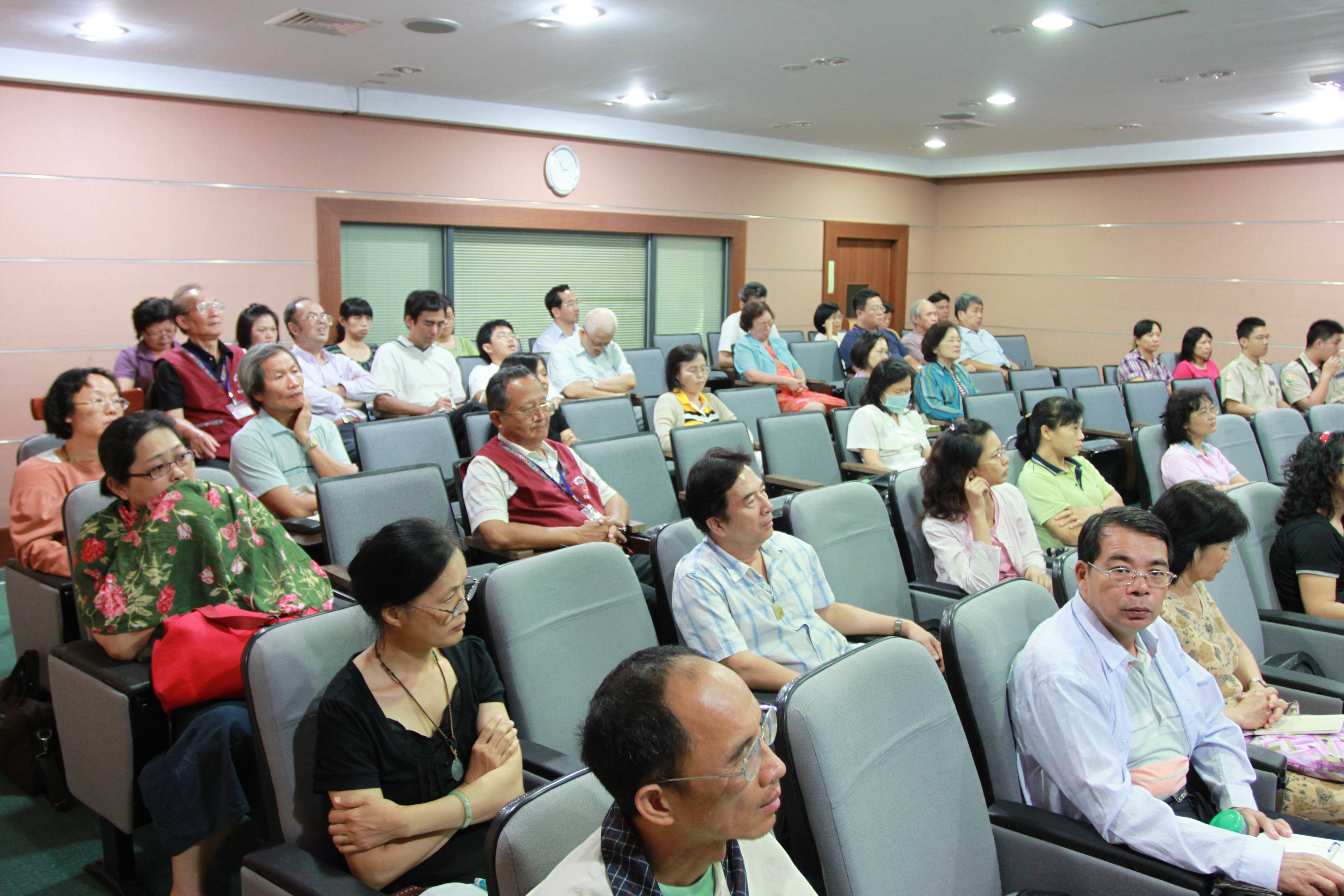 聽眾聚精會神聆聽「臺灣的氣象發展與氣象站歷史」