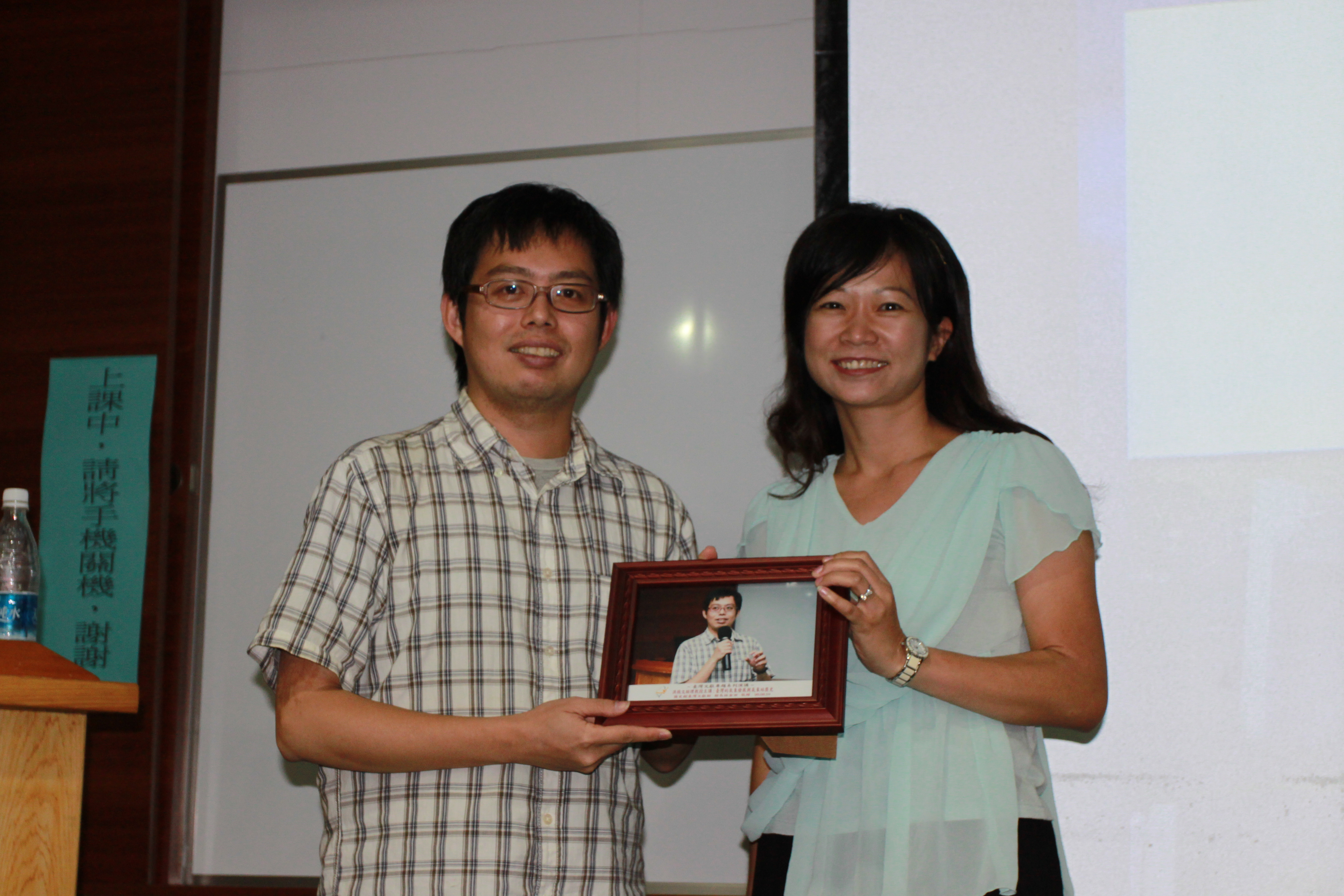 本館歐副館長素瑛（右）致贈洪助理教授致文（左）專題演講照片