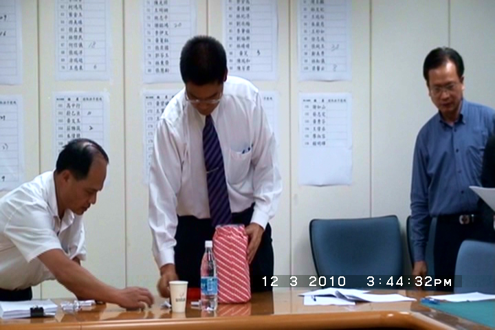 劉主秘澤民(中)抽籤