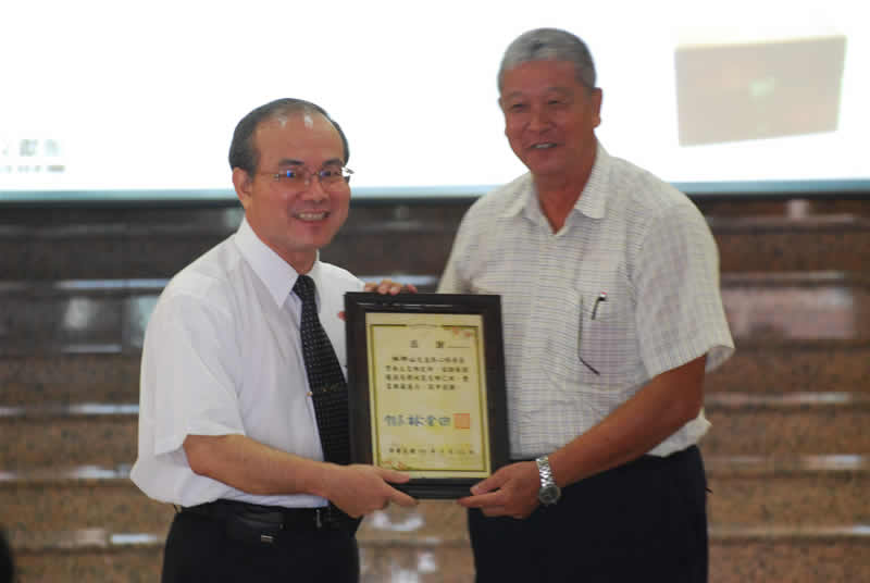 捐贈文物推介者表揚--左為本館林館長金田，右為林坤山先生