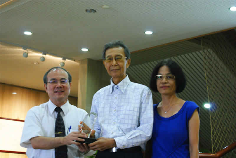 捐贈文物獎勵表揚--左為本館林館長金田，中、右為陳弘毅先生賢伉儷