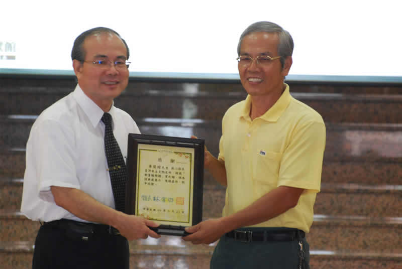 捐贈文物獎勵表揚--左為本館林館長金田，右為廖俊昭先生