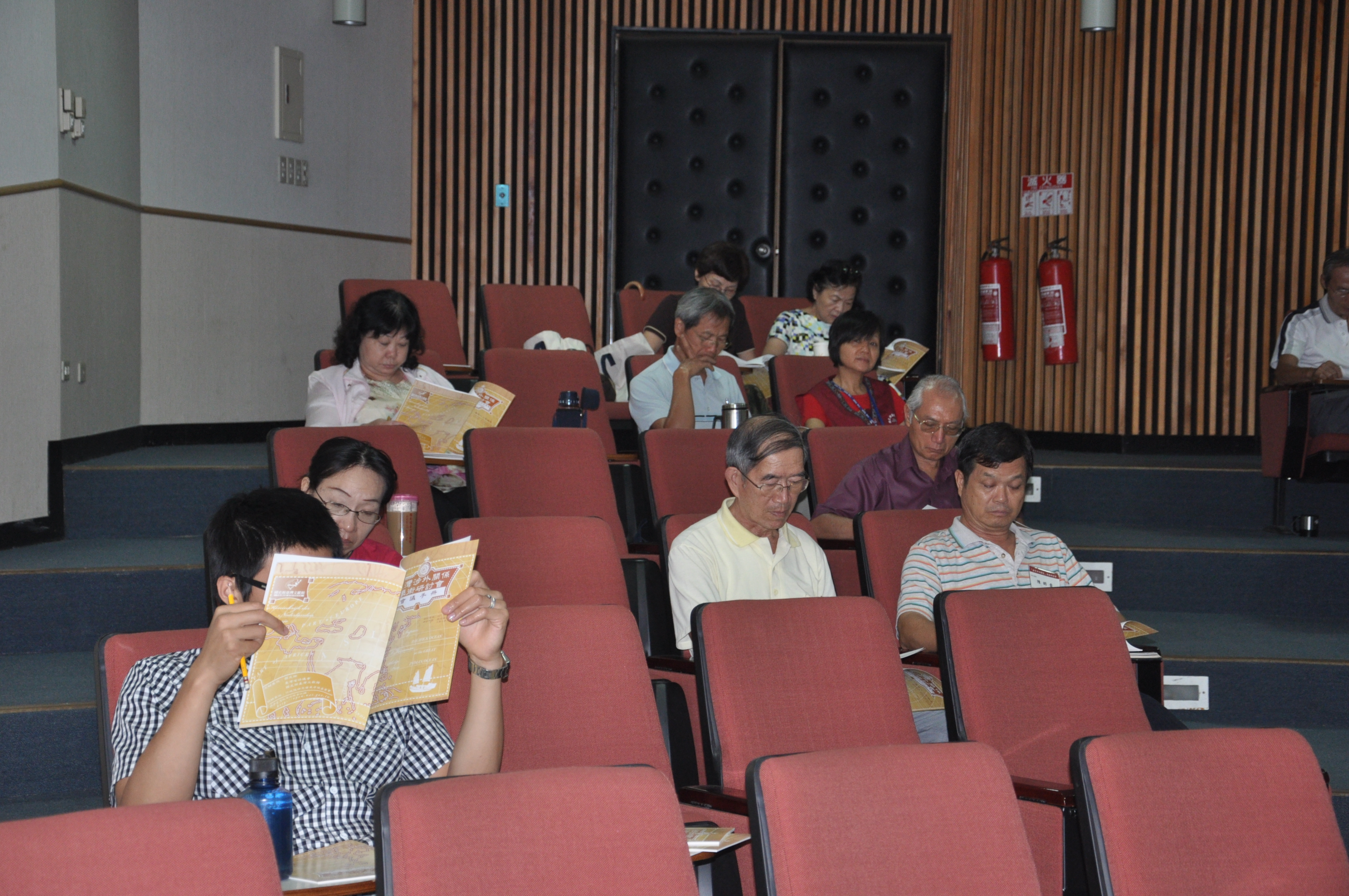 第二會場：由於參加人數眾多開放二樓簡報室以視訊同部轉播