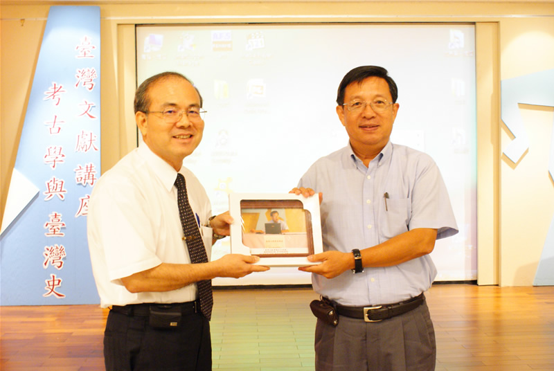本館林館長金田〈左〉致贈臧振華教授〈右〉演講相片表達感謝及留念之意