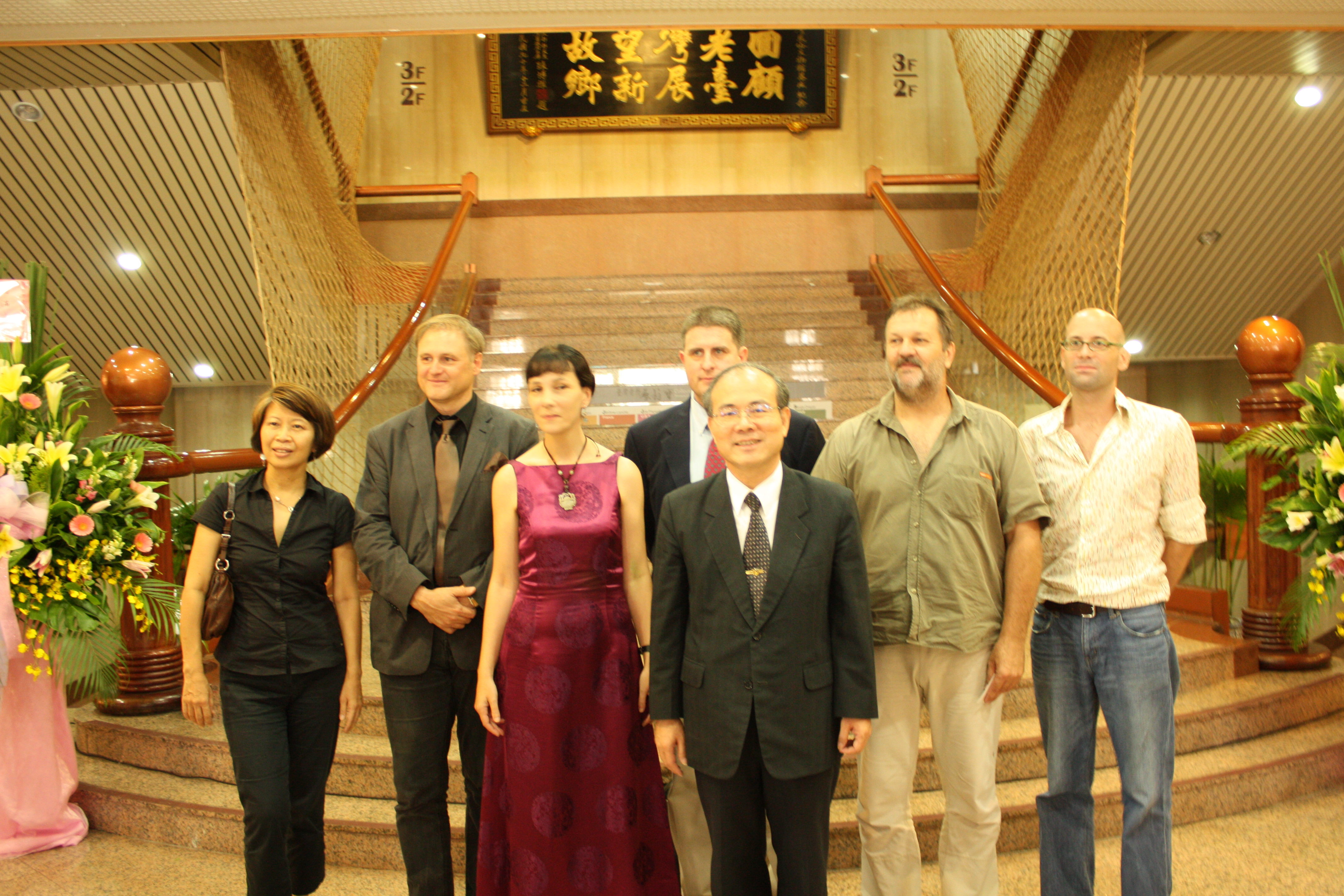 本館林館長金田（前排右1）與展件提供人合照