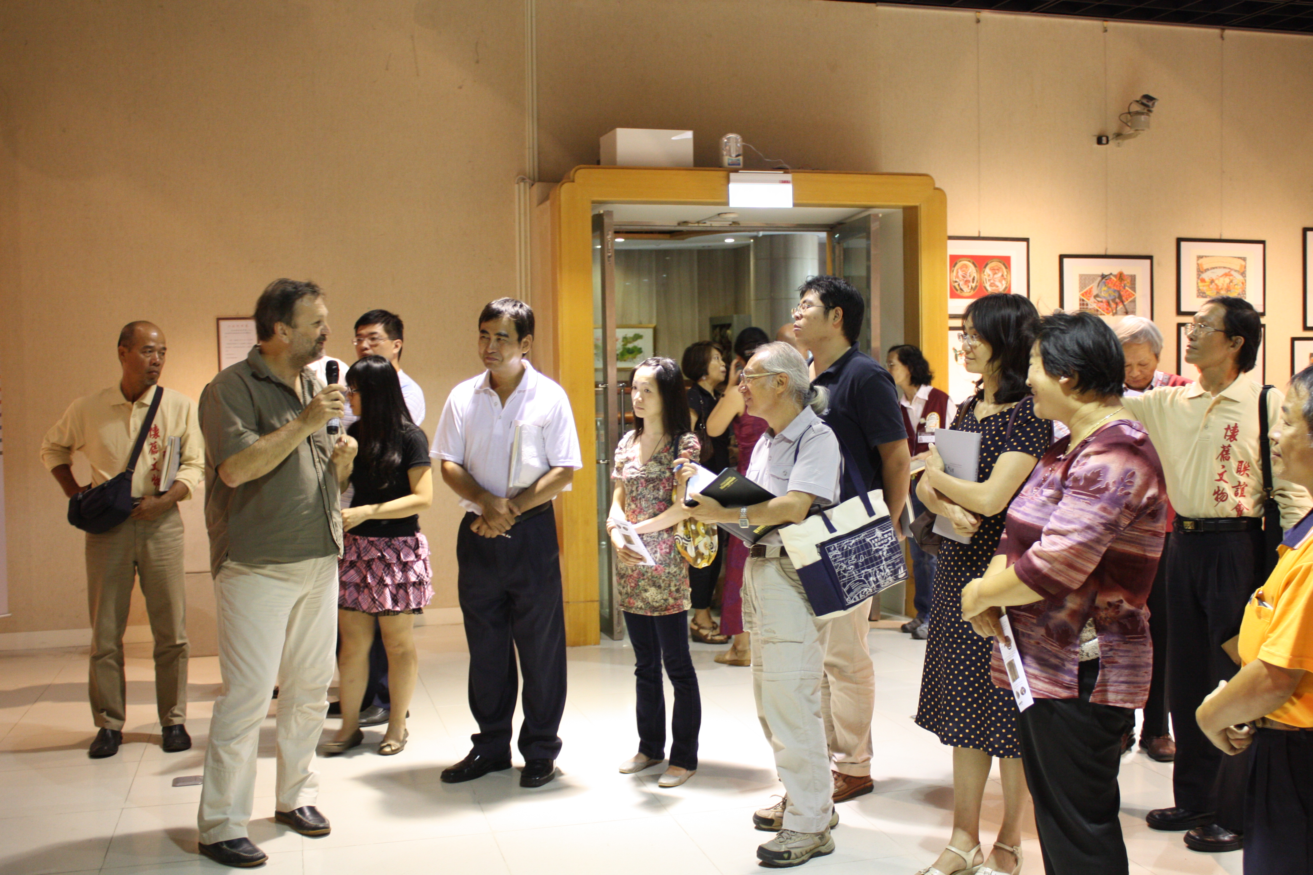 展件提供人唐一安老師（左2）於展場導覽解說