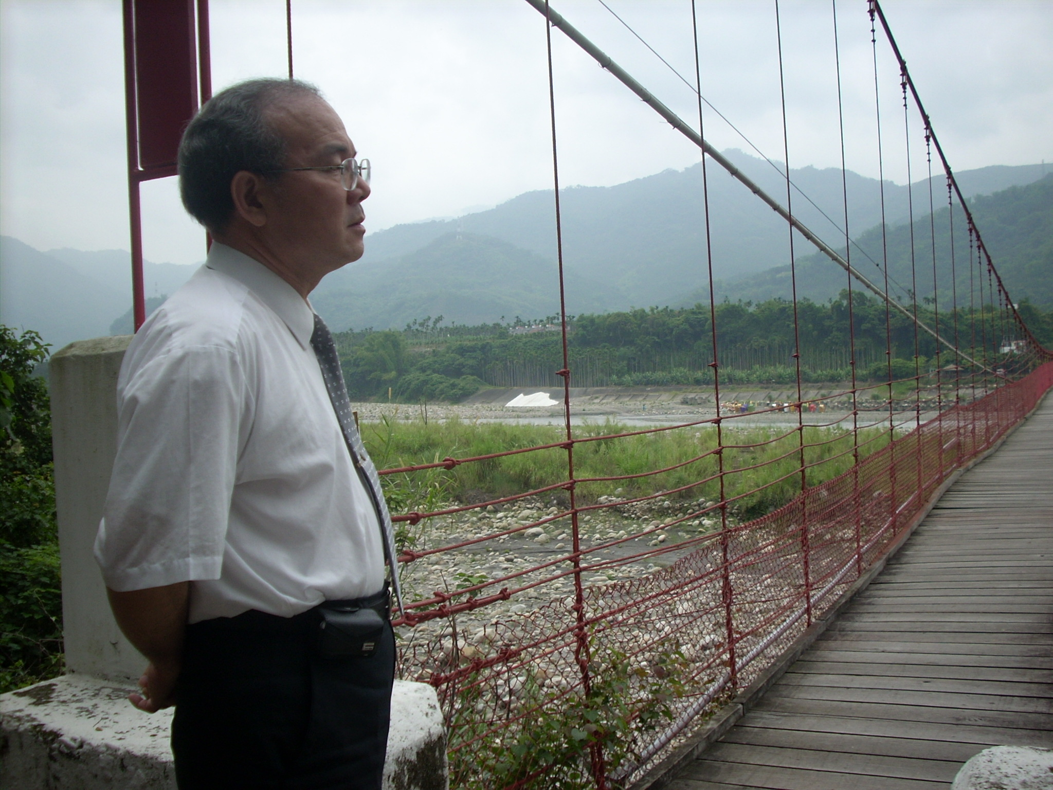 99年7月間林館長金田率本館人員前往烏溪雙十吊橋勘察河床石塊，覓求合適碑石