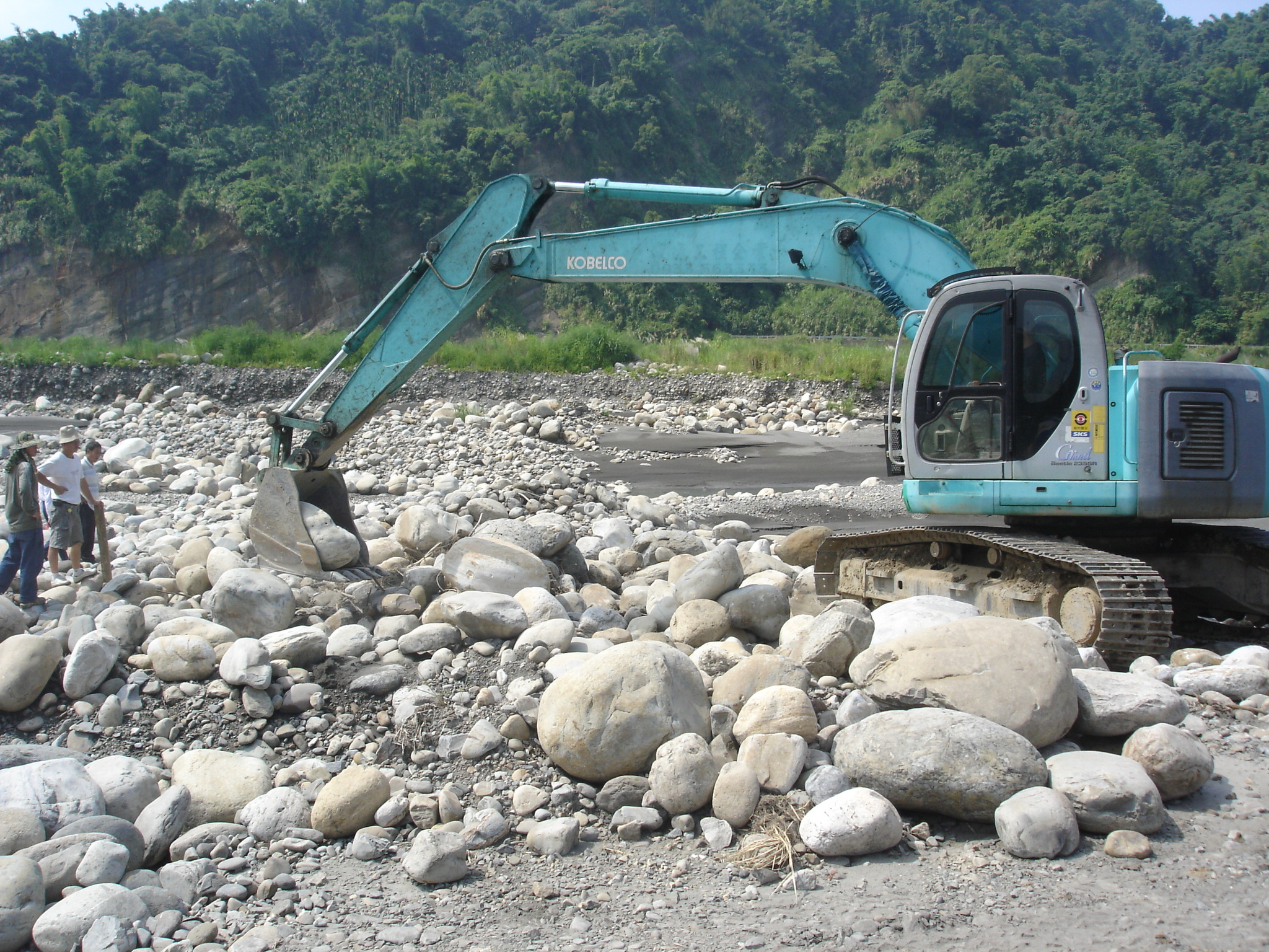 99年8月在獲得各單位許可後，本館前往烏溪取石