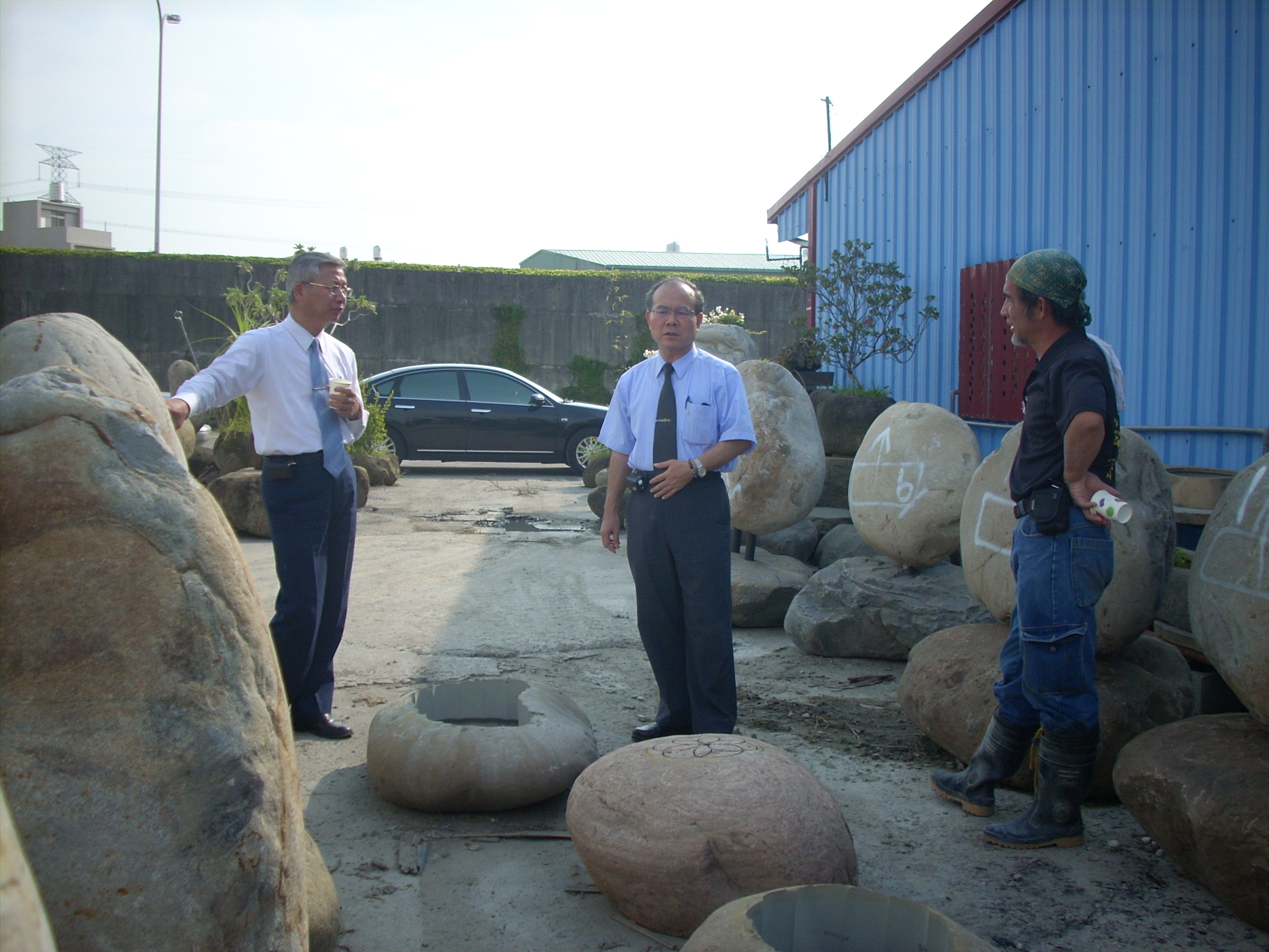 本館林館長金田（中）、雕刻師許慶福先生（右）與本館鄒專門委員擅銘（左）共同商討碑石製作細節