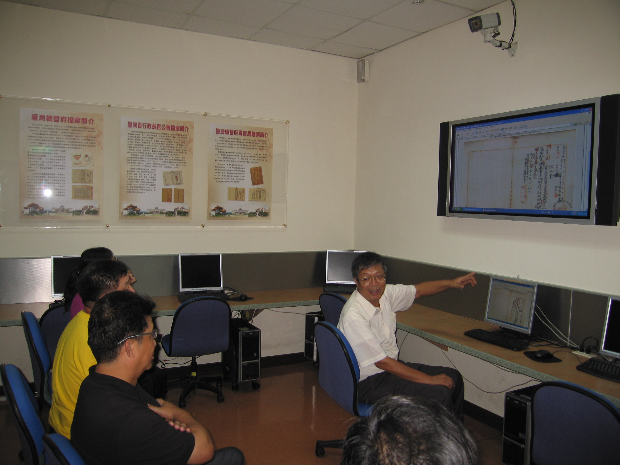 本館陳研究員文添(右)為參訪者解說本館典藏日治時期檔案