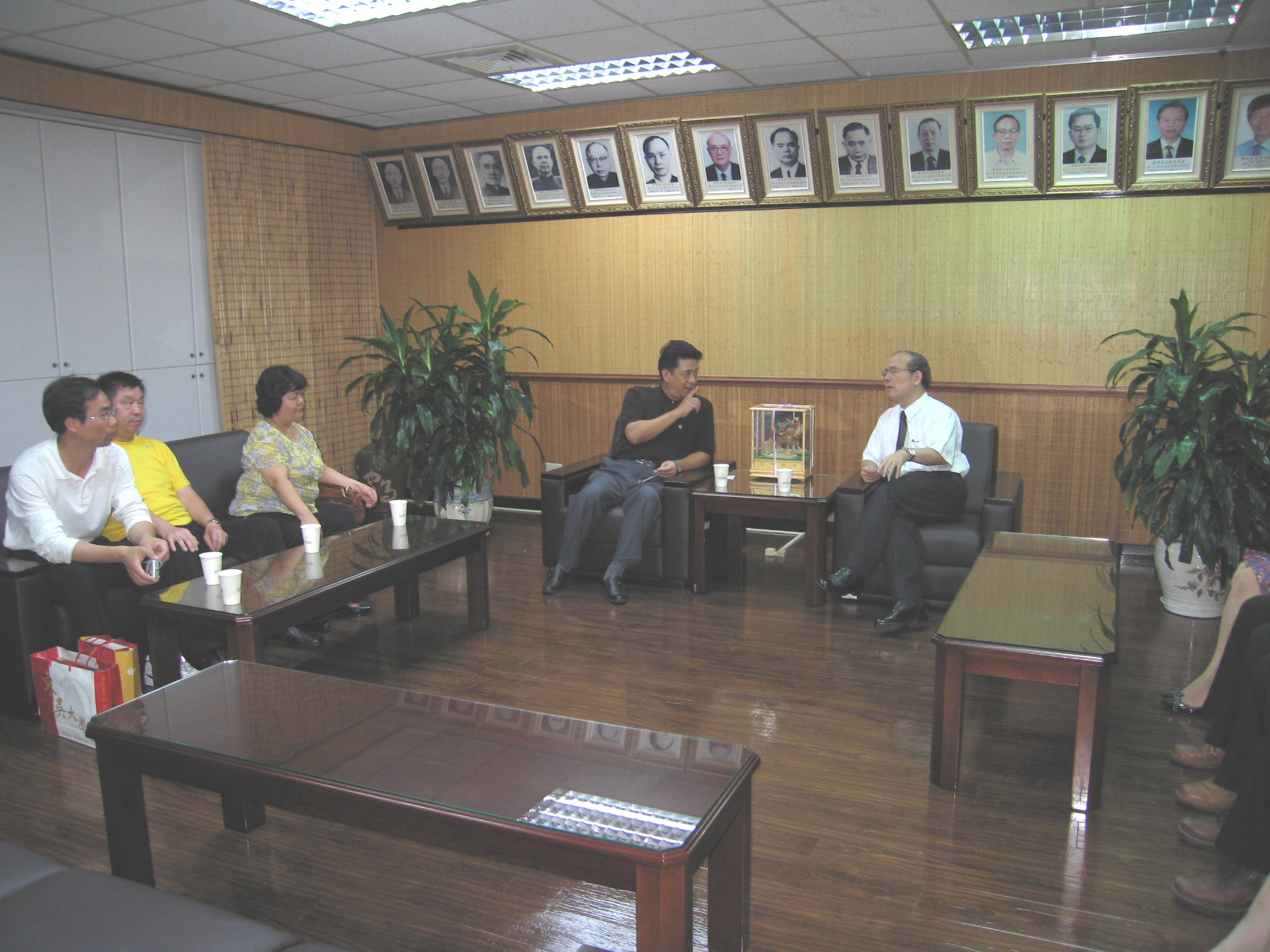 本館林館長金田(左)率同仁親自接待參訪來賓