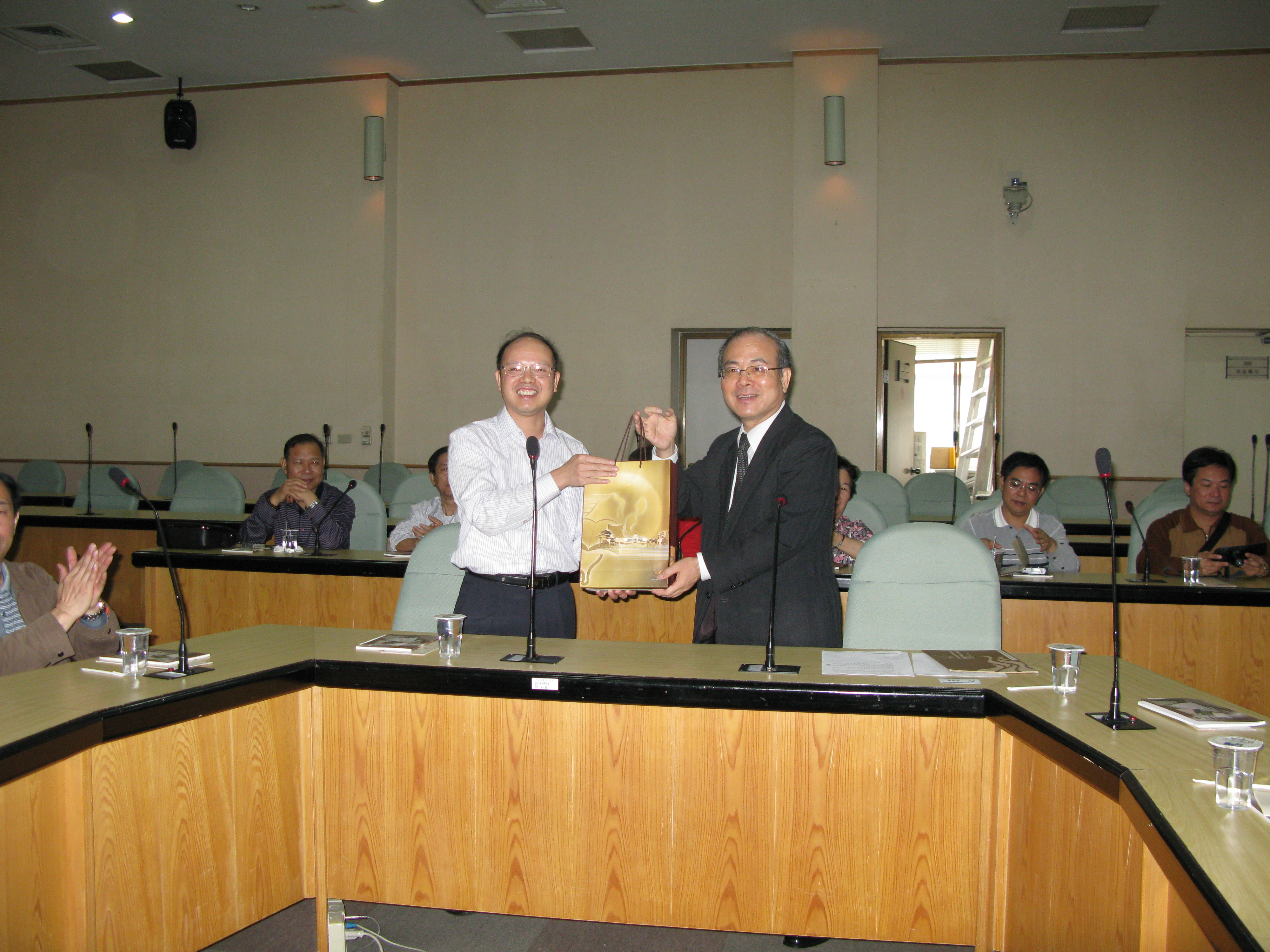 本館林館長金田(右)贈送廣東省檔案學會鍾秘書長倫清(左)本館出版品