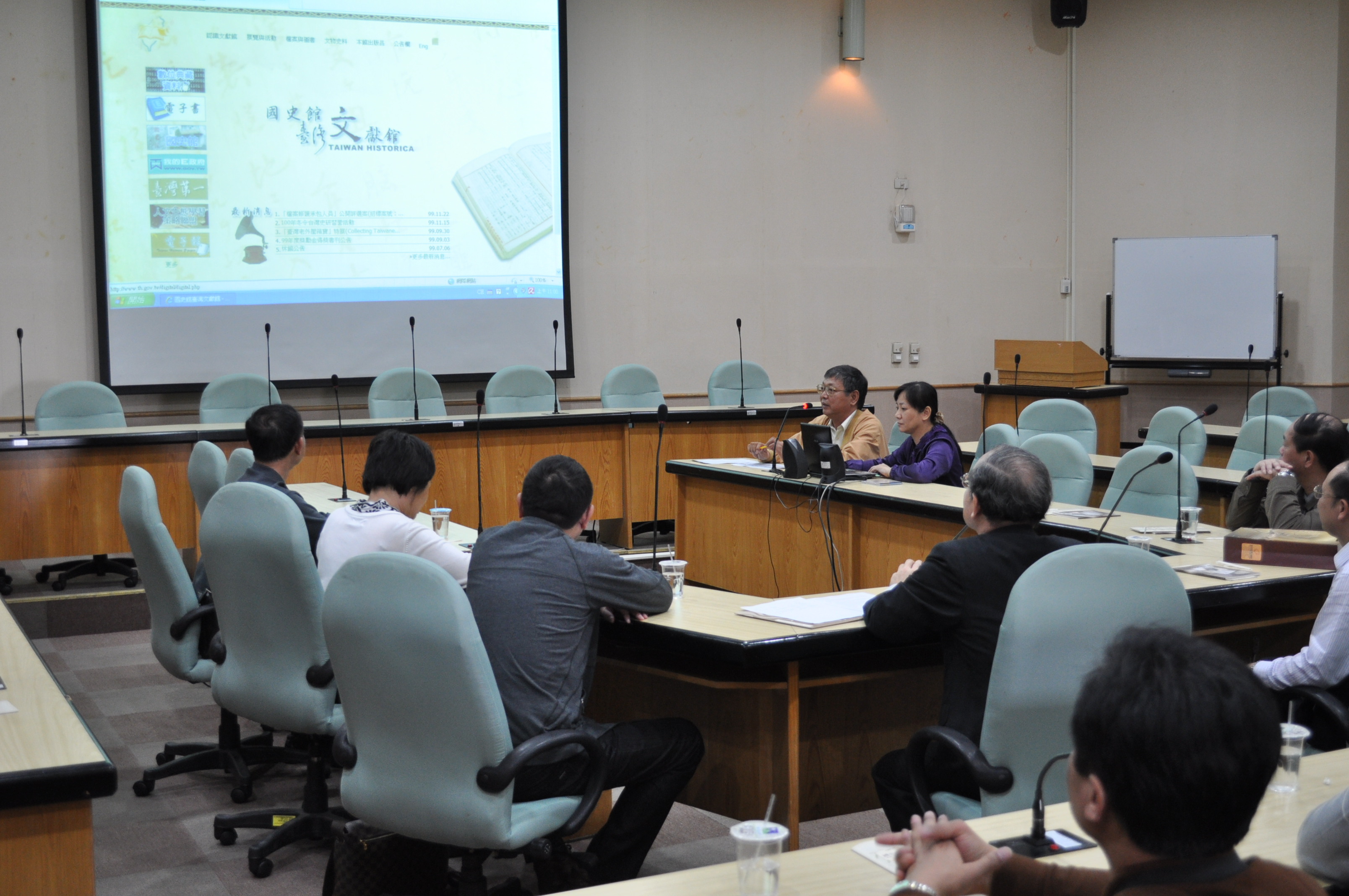 本館陳研究員文添為參訪者解說本館典藏日治時期檔案