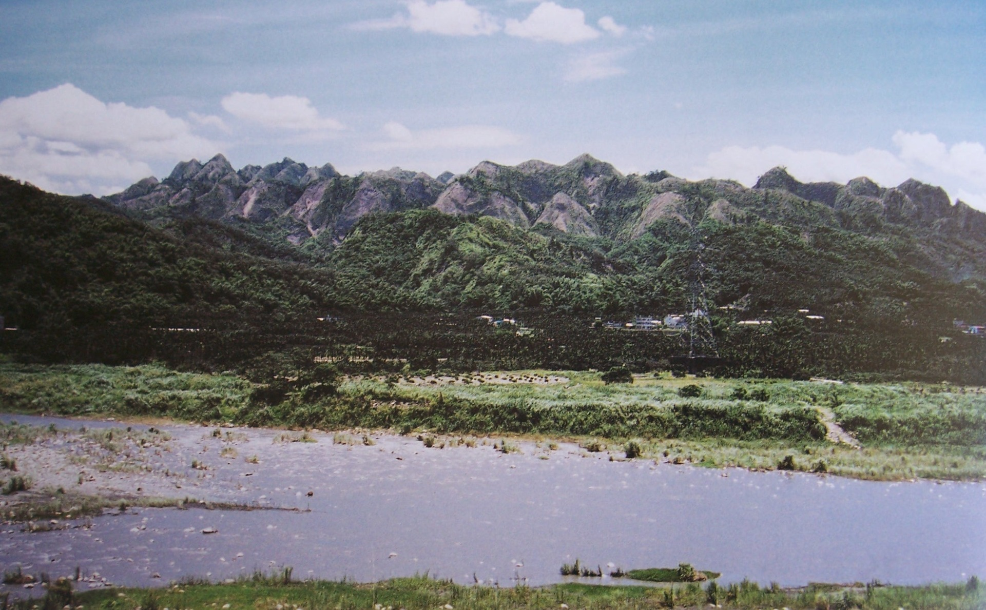 九九峰情－梁志忠攝影；來源：《炎峰風華2003九九峰文化展創刊號》