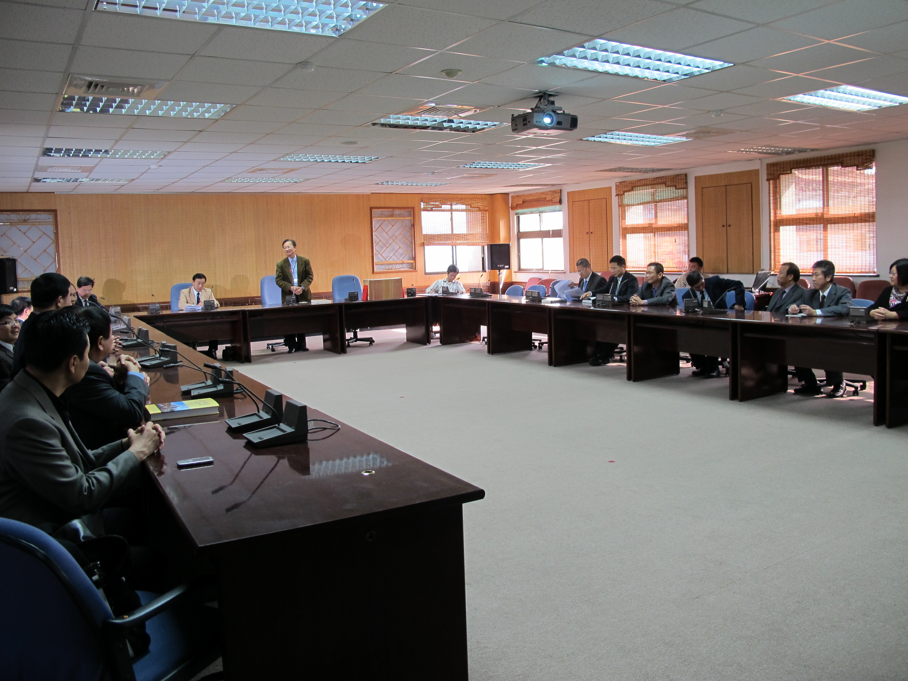 本館編輯組李組長西勲(中立)與參訪者就兩岸志書編修業務交流座談