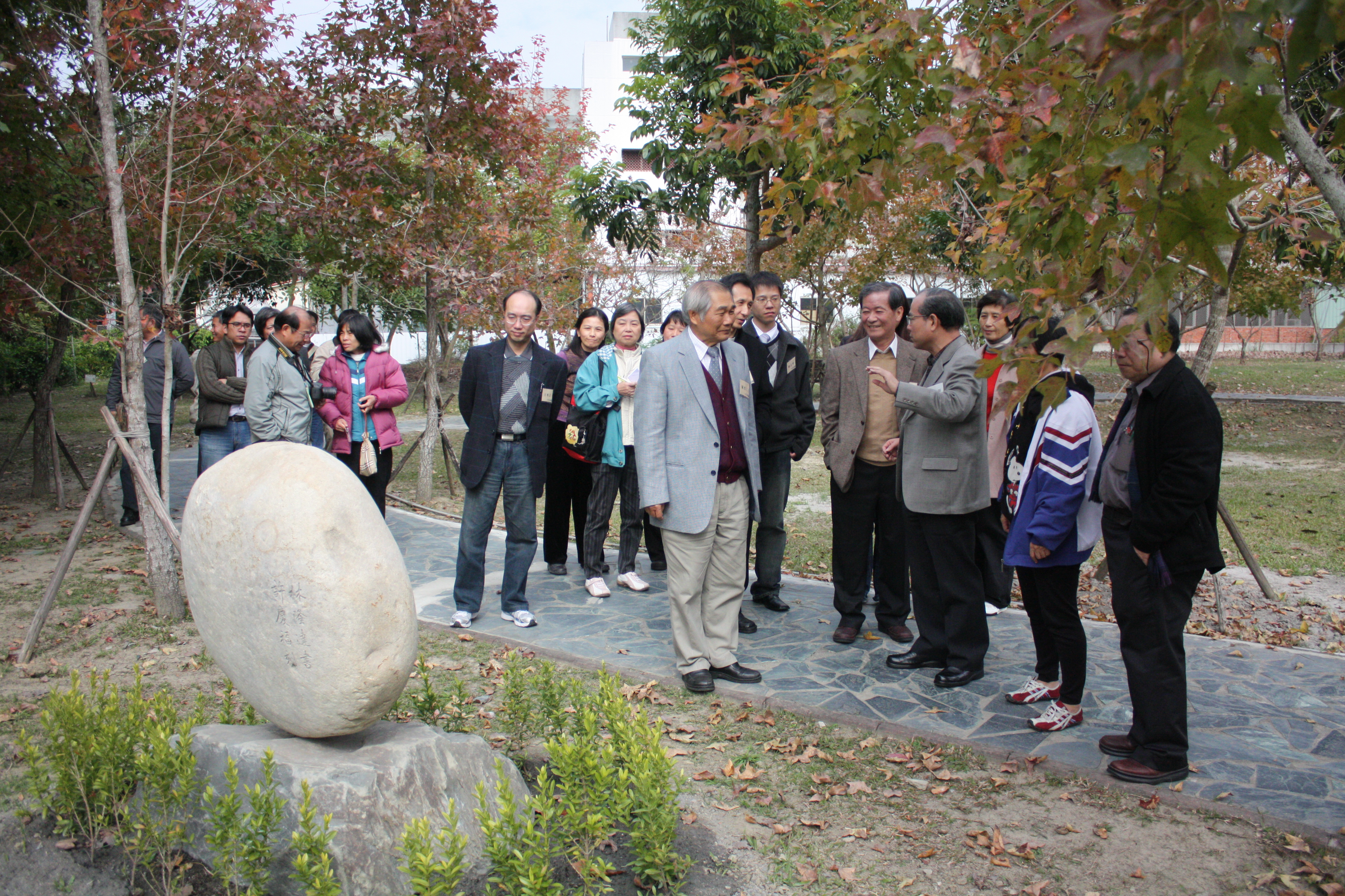 午休期間學員參觀本館文獻步道