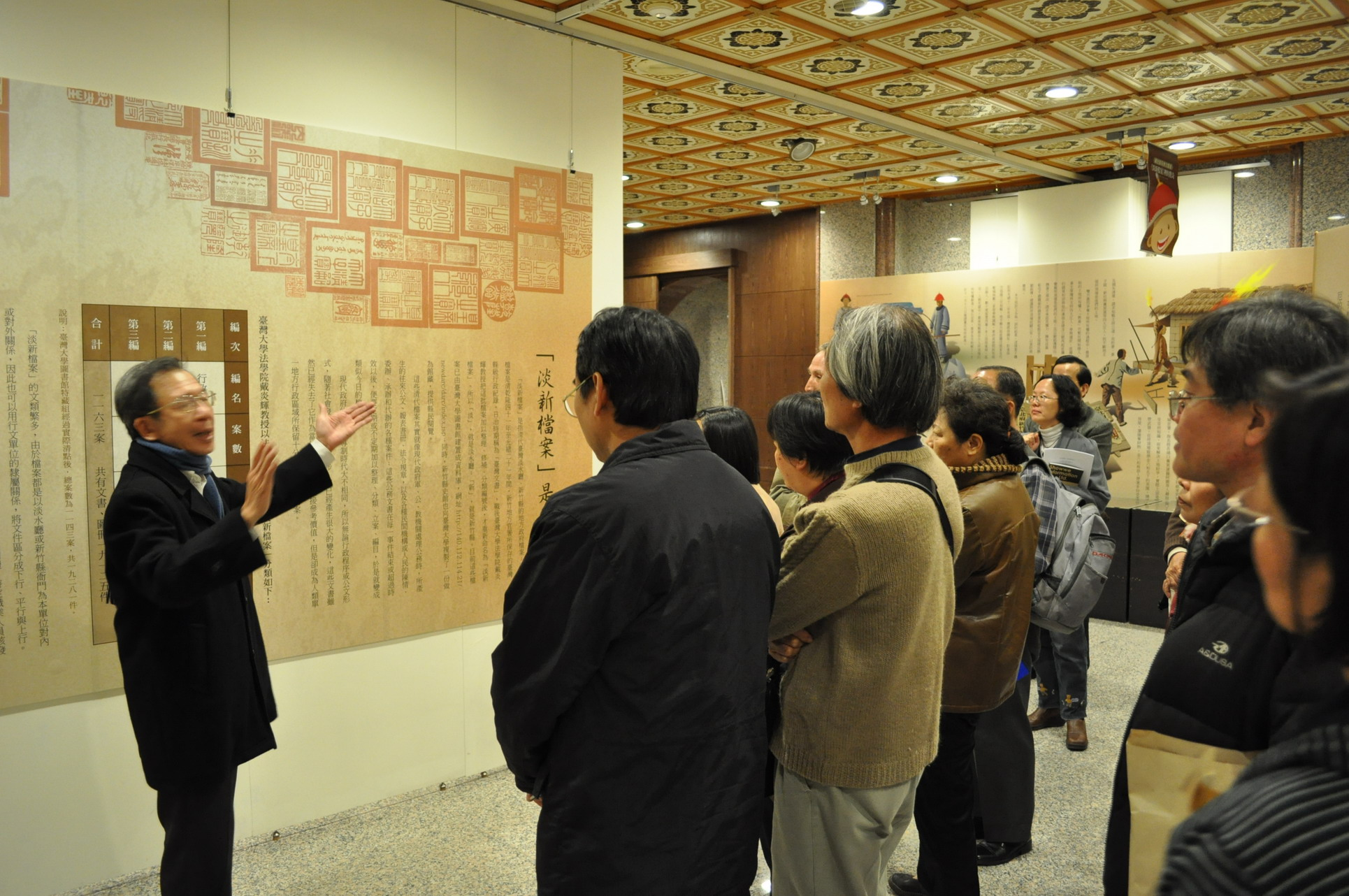 圖2.黃卓權老師展場解說