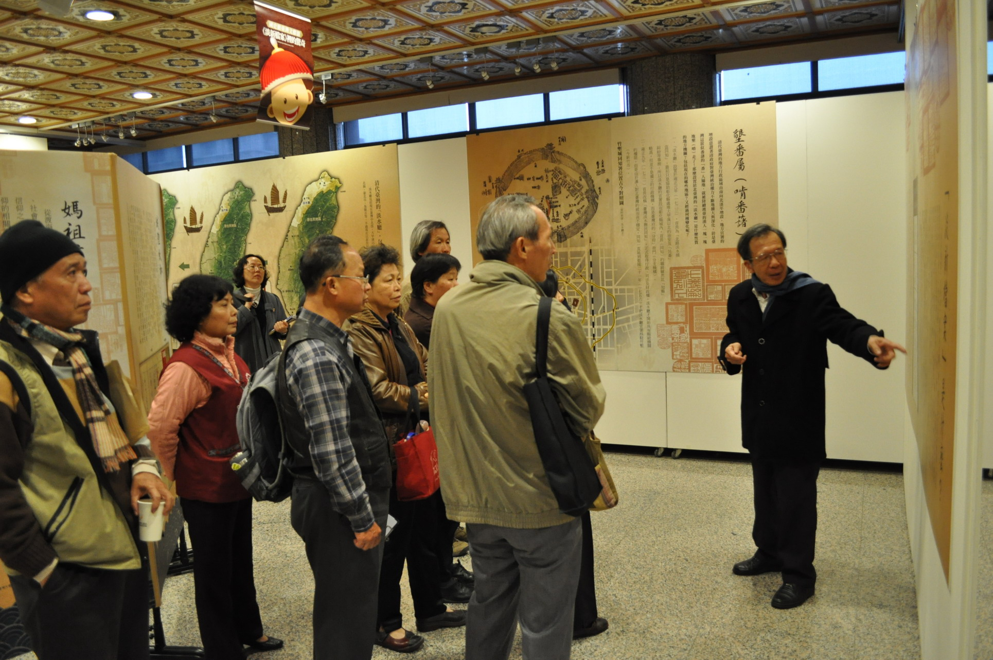 圖3.黃卓權老師展場解說