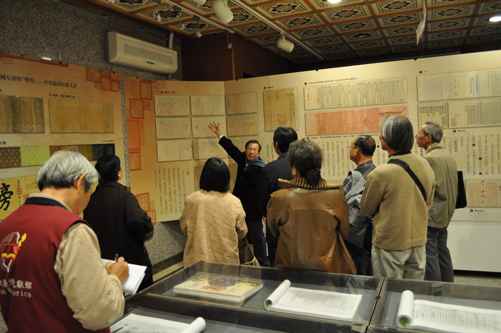 圖4.黃卓權老師展場解說