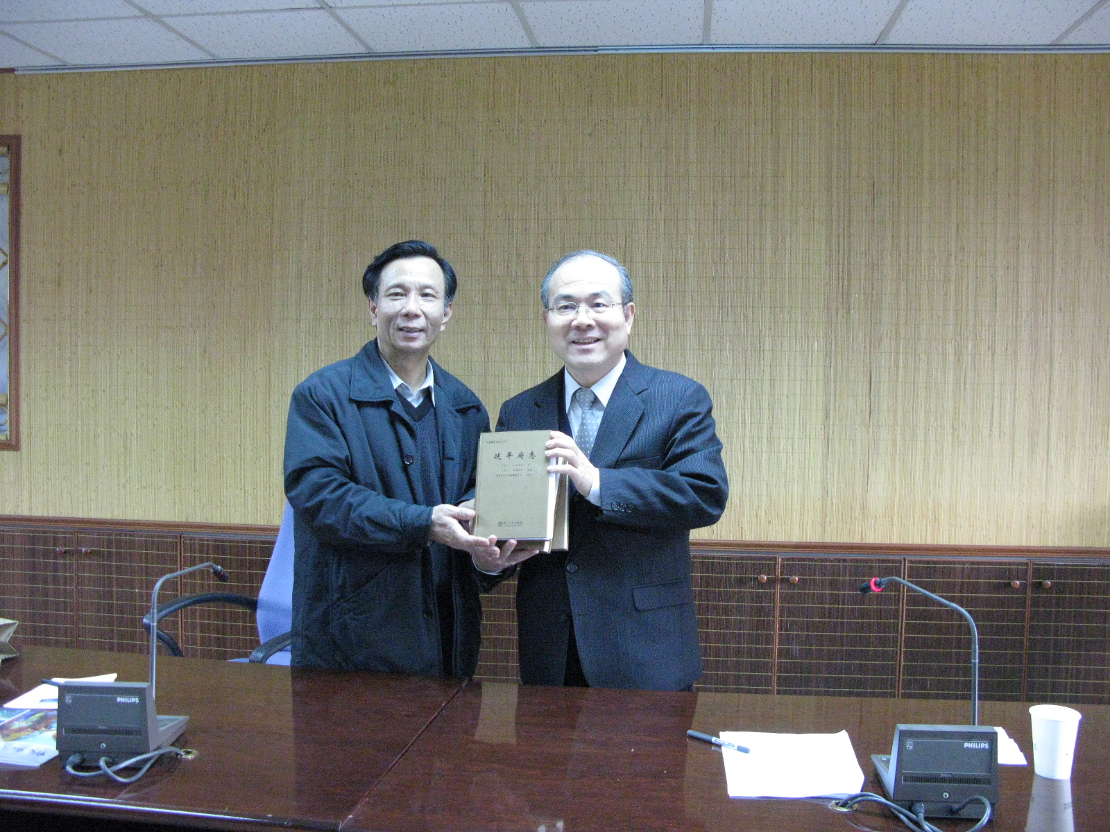 本館林館長金田(右)接受福建省地方志編纂委員會羅主任健(左)致贈本館《延平府志》