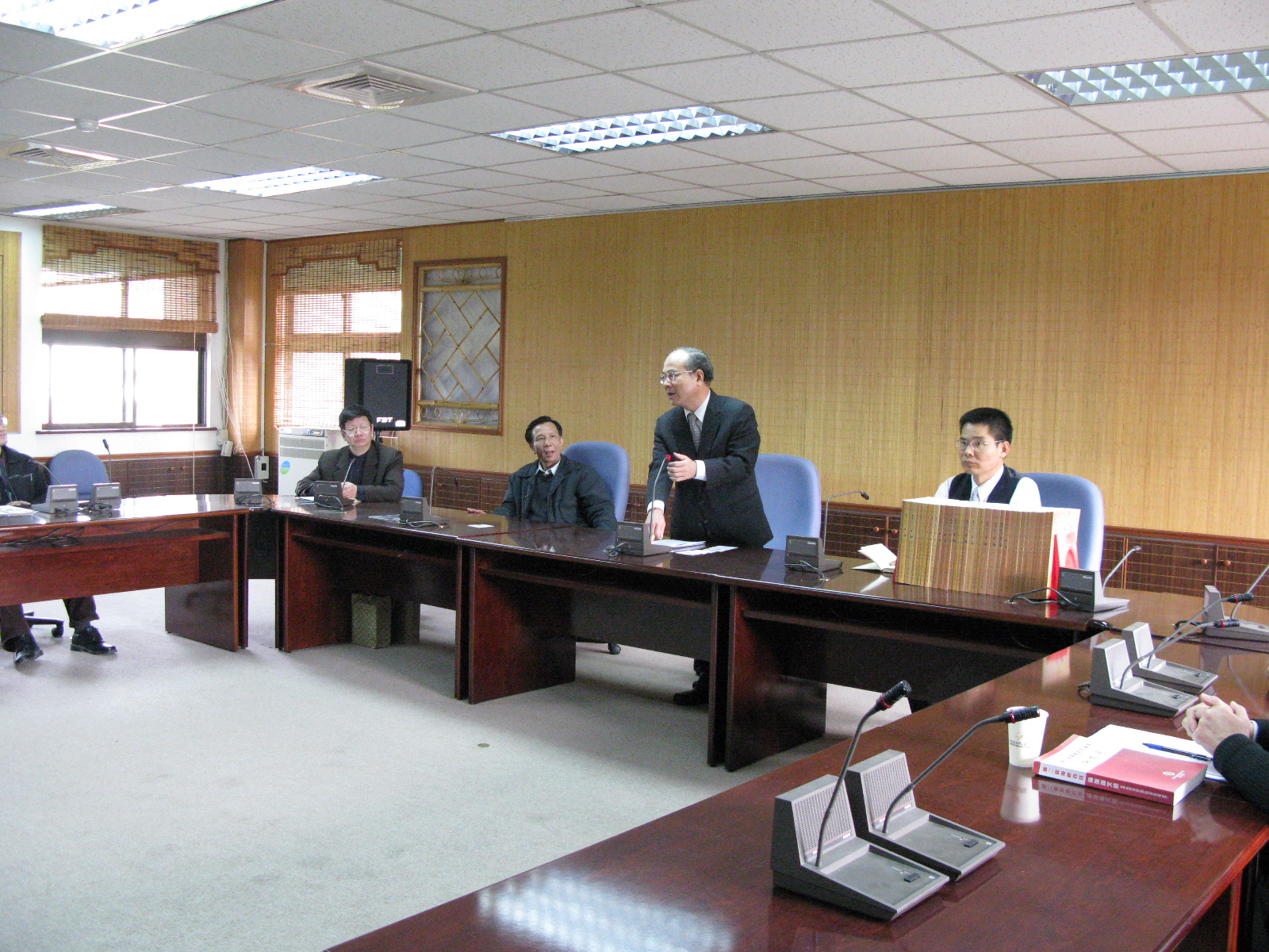 本館林館長金田(立者)與參訪者就兩岸志書編輯經驗交流座談