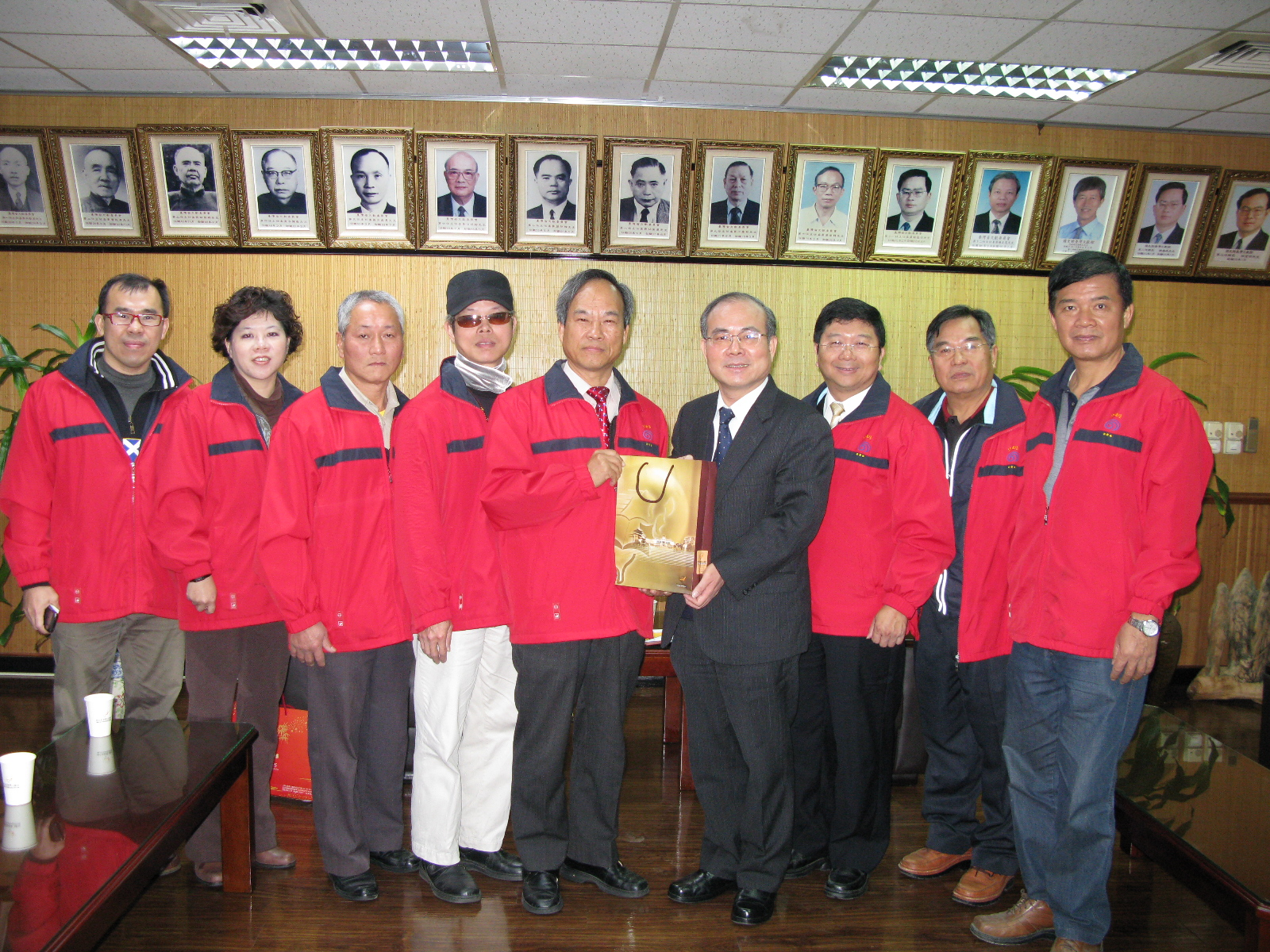 本館林館長金田(右4)與參訪者合影