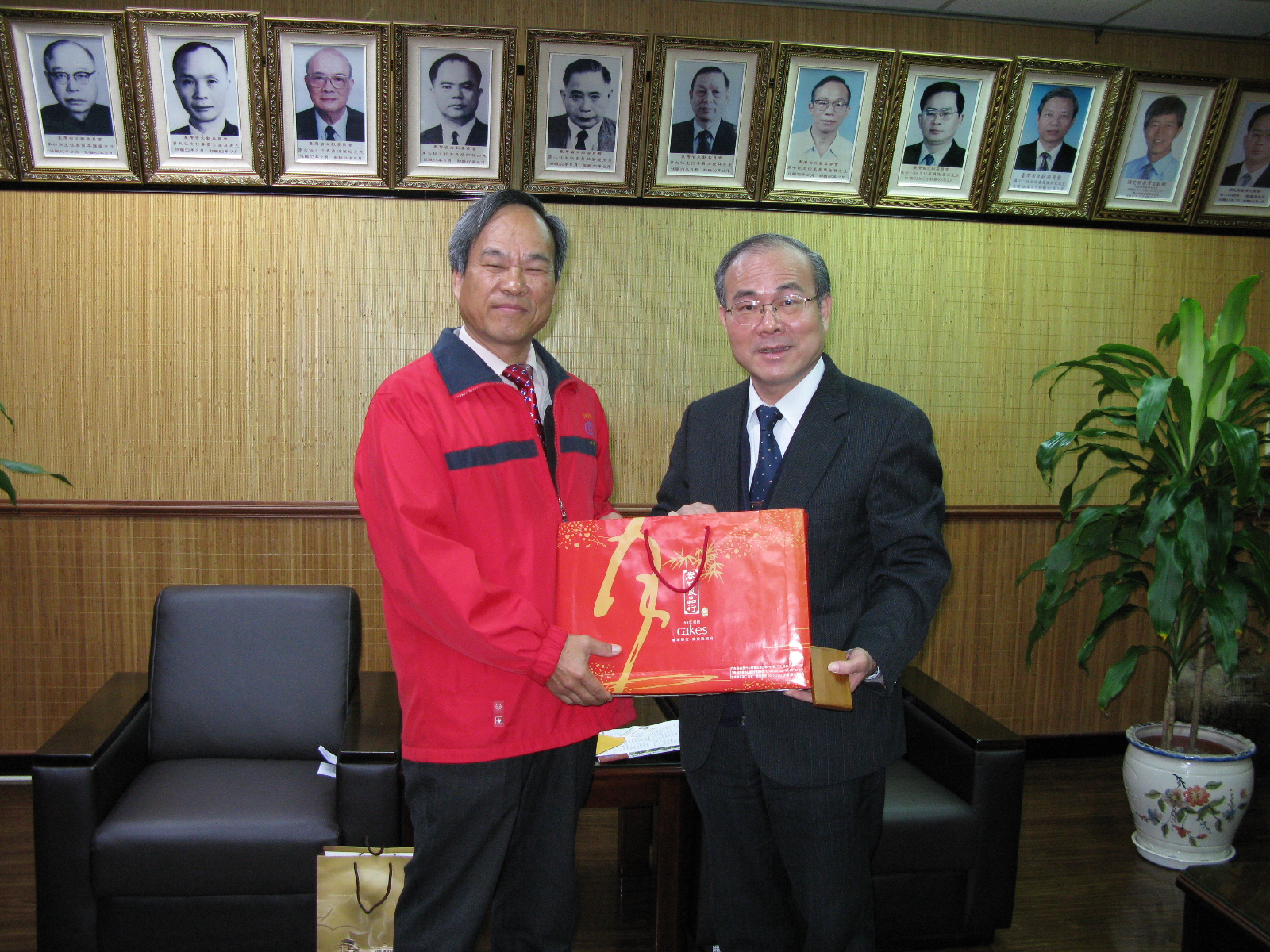 本館林館長金田(右)與南投縣水沙連堡文化藝術策進會葉會長惟堯(左)互贈紀念品